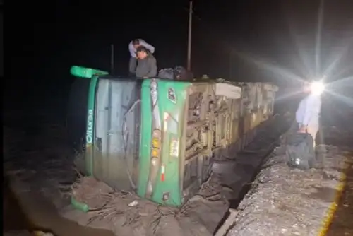 Mininter ha dispuesto la intensificación del patrullaje y monitoreo constante en todos los tramos críticos de la red vial nacional para prevenir accidentes y brindar auxilio oportuno ante la actual temporada de lluvias. Fotos: Mininter .