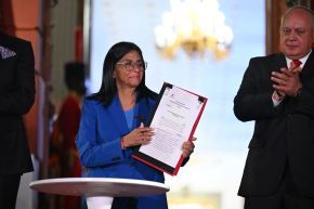 La presidenta Delcy Rodríguez sostiene la ley de amnistía aprobada por la Asamblea Nacional de Venezuela. Foto: AFP