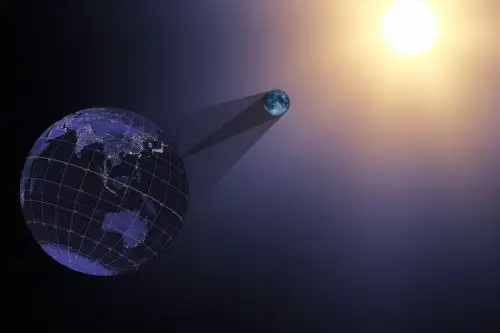 De acuerdo con información de la NASA, un eclipse solar anular ocurre cuando la Luna pasa entre el Sol y la Tierra, pero se encuentra en su punto más alejado —o cerca de este—, lo que impide que cubra completamente el disco solar.