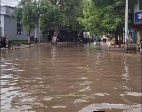 Diversas zonas de Piura soporta lluvias de extrema intensidad, superiores a los 100 mm por día, informó el Senamhi.