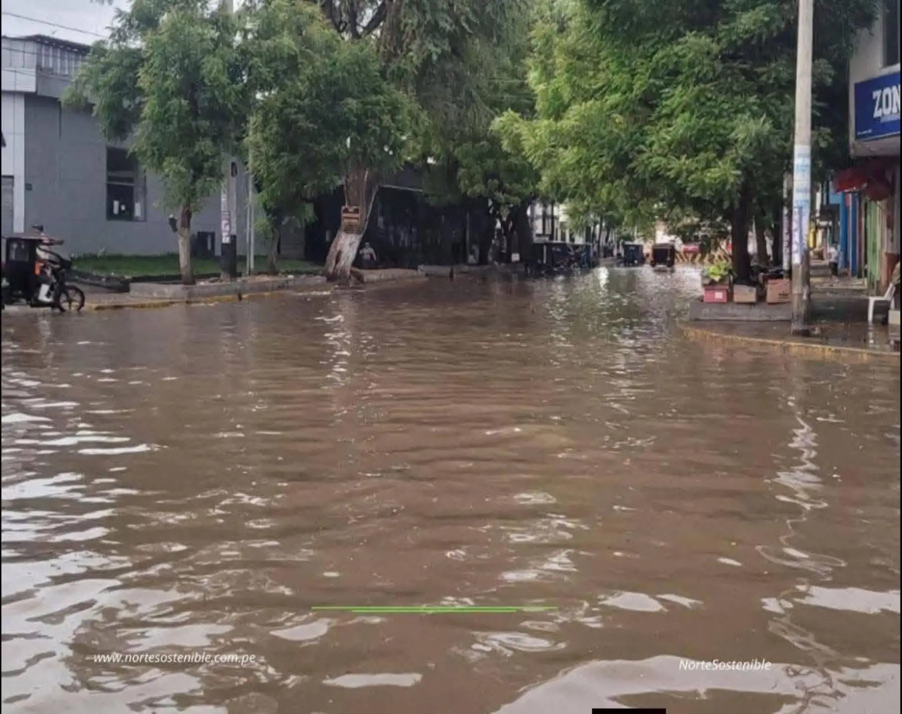Diversas zonas de Piura soporta lluvias de extrema intensidad, superiores a los 100 mm por día, informó el Senamhi.