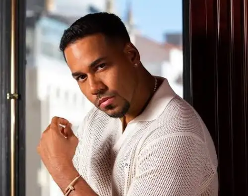 Romeo Santos es coronado como “Artista Tropical del Año” en los Premios Lo Nuestro.