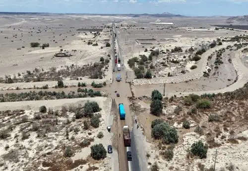 Esta mañana, el tránsito vehicular se restableció en el kilómetro 337 de la carretera Panamericana Sur, jurisdicción del distrito de Ocucaje en la provincia y región Ica. Foto: Genry Bautista