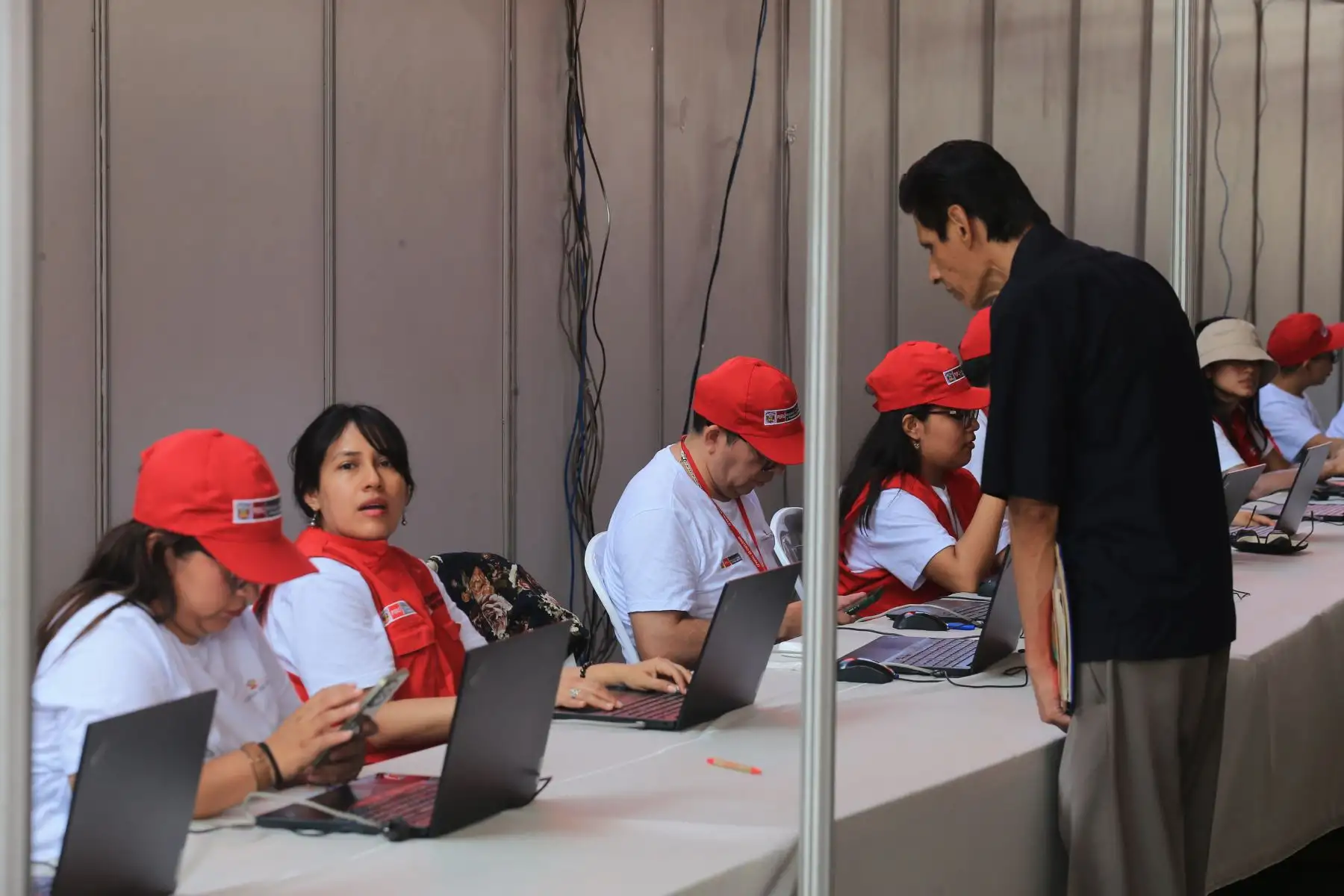 Asimismo, los ciudadanos acceden a los servicios gratuitos del MTPE, como la emisión de su Certificado Único Laboral, Asesoría para la Búsqueda del Empleo, bolsa de trabajo,Recomienda.pe, Jóvenes Productivos y más programas y servicios del Estado.

Foto: ANDINA/Héctor