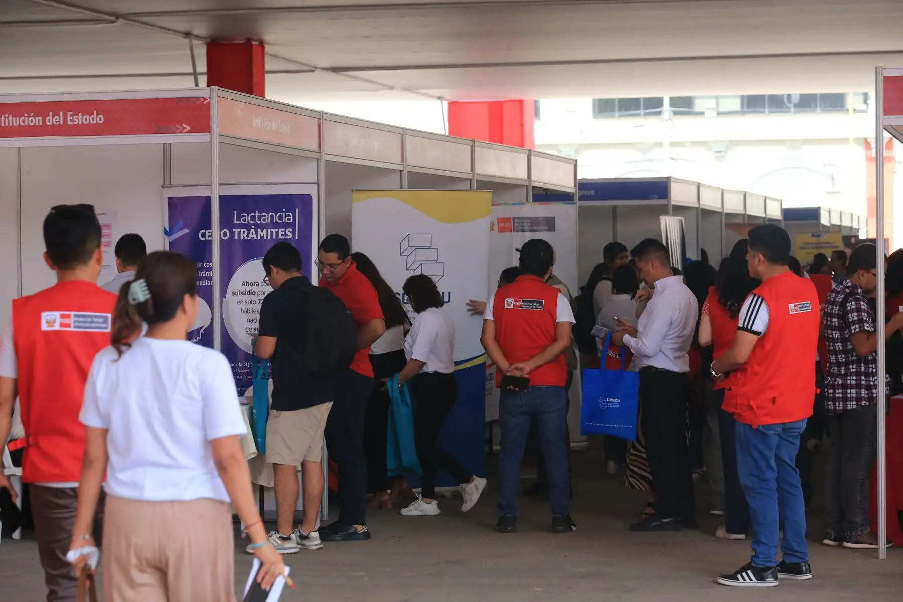 La Mega Feria ofrece más de 6 mil oportunidades de empleo.

Foto: ANDINA/Héctor Vinces