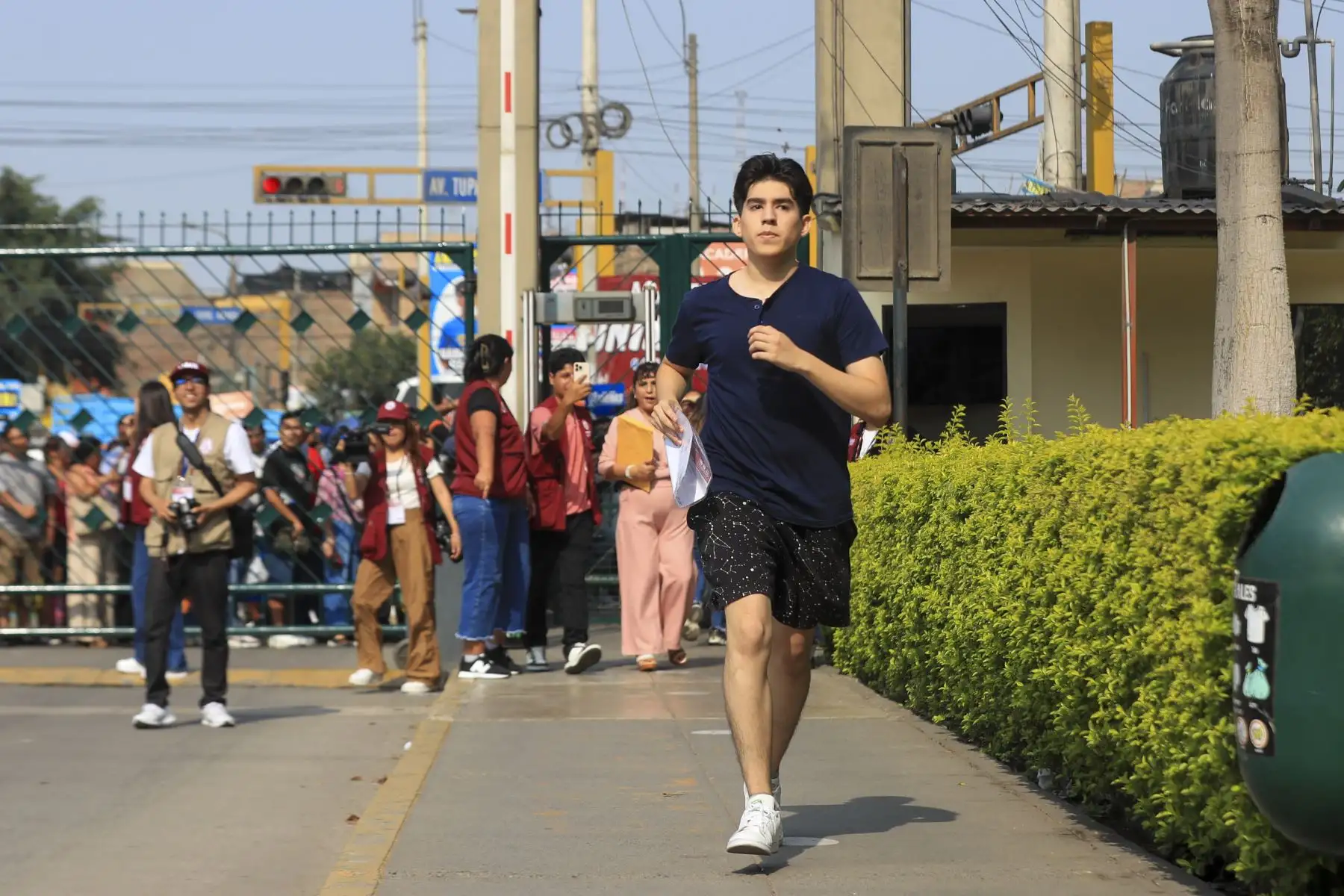 El rector de la UNI, Arturo Talledo, informó que tradicionalmente la carrera de ingeniería civil es la que más postulantes tiene en los procesos de admisión, pero destacó que este año se han abierto plazas para nuevas carreras que han tenido buena cogida: Ingeniería Biomédica, Ingeniería de Inteligencia Artificial y Urbanismo.Foto: ANDINA/Ricardo Cuba