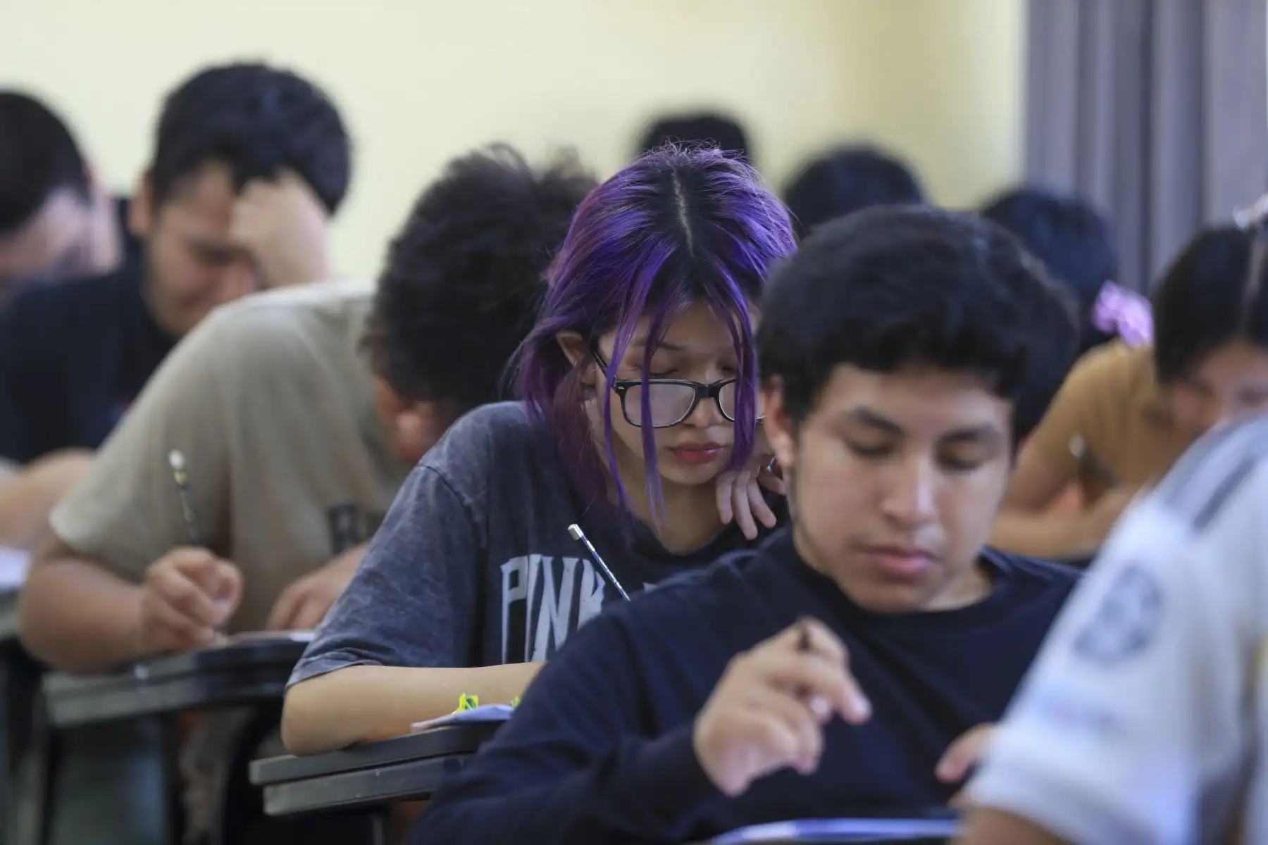 El examen consta de tres evaluaciones, una por cada fecha:
Lunes 16: razonamiento matemático, razonamiento verbal y humanidades.
Miércoles 18: aritmética, álgebra, geometría y trigonometría.
Viernes 20: física y química.Foto: ANDINA/Ricardo Cuba
