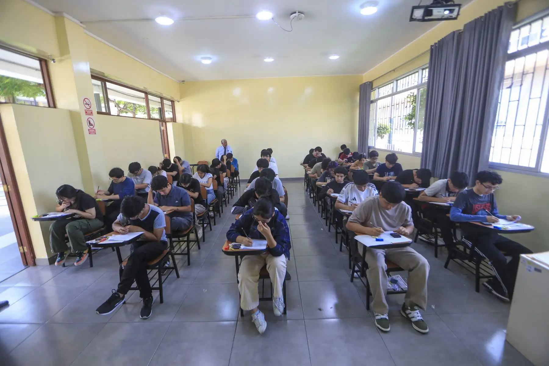 El rector de la UNI, Arturo Talledo, informó que tradicionalmente la carrera de ingeniería civil es la que más postulantes tiene en los procesos de admisión, pero destacó que este año se han abierto plazas para nuevas carreras que han tenido buena cogida: Ingeniería Biomédica, Ingeniería de Inteligencia Artificial y Urbanismo.Foto: ANDINA/Ricardo Cuba