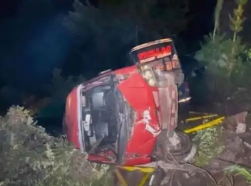 Un bus interprovincial de la empresa Ticllas, que cubría la ruta de Lima hacia el Valle del Mantaro, se despistó la madrugada de hoy viernes 20 de febrero en la Carretera Central, a la altura del kilómetro 113+700, cerca del túnel de Río Blanco. ANDINA/Difusión