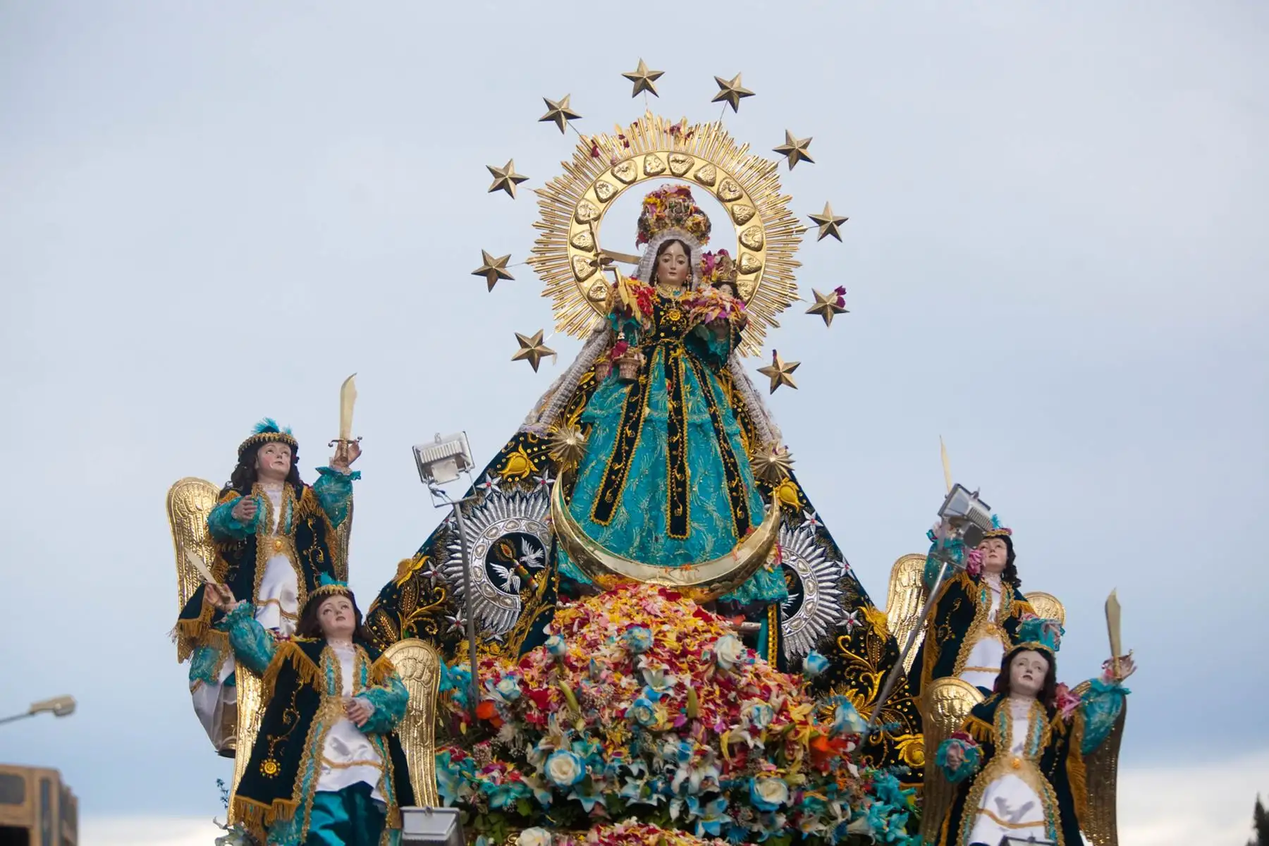 Según un reciente estudio del Ministerio de Comercio Exterior y Turismo (Mincetur), la Festividad de la Virgen de la Candelaria atrajo este año a 92 960 mil turistas nacionales y extranjeros y generó un movimiento económico de S/ 117,6 millones en servicios vinculados a la actividad turística (hospedaje, transporte, alimentación, confección de trajes y artesanía, entre otros).

Foto: ANDINA/MINCETUR