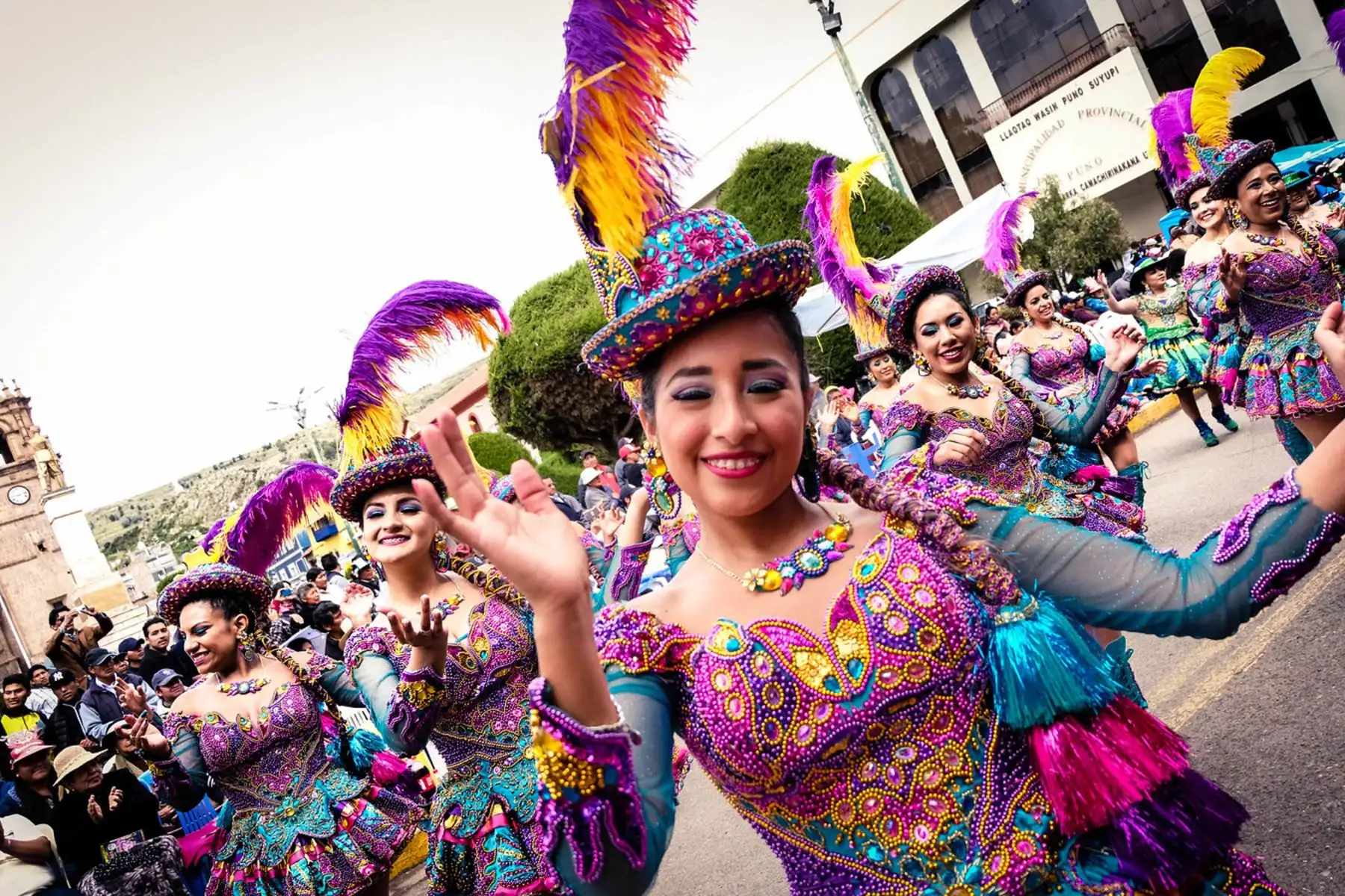 Según un reciente estudio del Ministerio de Comercio Exterior y Turismo (Mincetur), la Festividad de la Virgen de la Candelaria atrajo este año a 92 960 mil turistas nacionales y extranjeros y generó un movimiento económico de S/ 117,6 millones en servicios vinculados a la actividad turística (hospedaje, transporte, alimentación, confección de trajes y artesanía, entre otros).

Foto: ANDINA/MINCETUR