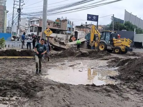 Ante la magnitud de las afectaciones provocadas por la intensa lluvia que soportó ayer en horas de la tarde la ciudad de Arequipa, las autoridades regionales solicitarán al Poder Ejecutivo la declaratoria de emergencia de la provincia arequipeña. ANDINA/Difusión