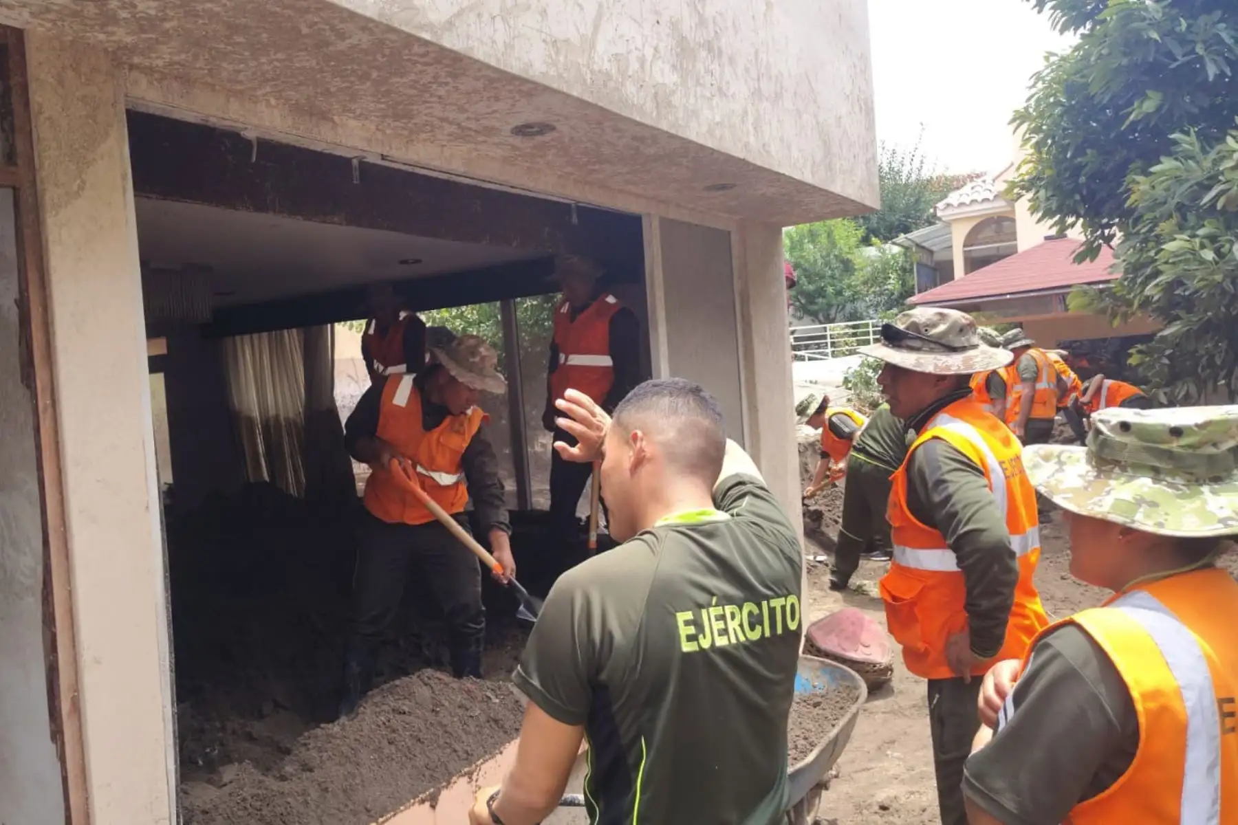 Estas acciones forman parte del compromiso permanente del sector Defensa de apoyar a la población en situaciones de emergencia, articulando esfuerzos con las autoridades locales para restablecer la normalidad en las zonas afectadas.