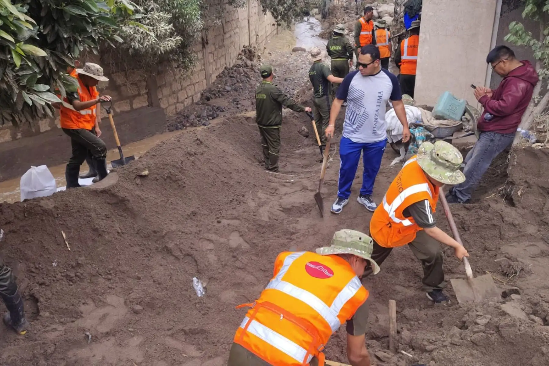 El Ejército, a través de sus diversas unidades de primera respuesta y sus Batallones de Ingeniería, se mantiene alerta para actuar con rapidez y eficiencia ante desastres naturales, garantizando la seguridad, el bienestar y la tranquilidad de las familias.