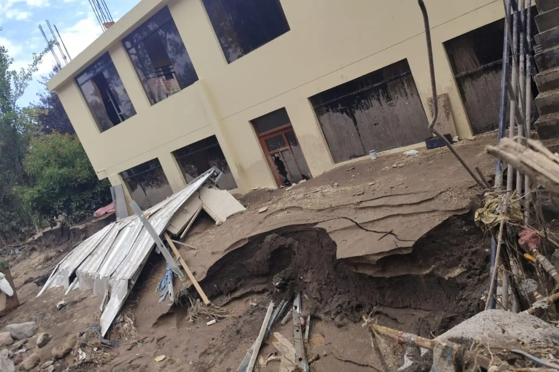 A fin de atender de manera oportuna a las familias afectadas y contribuir a mitigar los impactos generados, el personal militar participa activamente en la limpieza y remoción de escombros en las viviendas damnificadas, así como en el reforzamiento de las torrenteras aledañas, con el objetivo de prevenir nuevos desbordes.