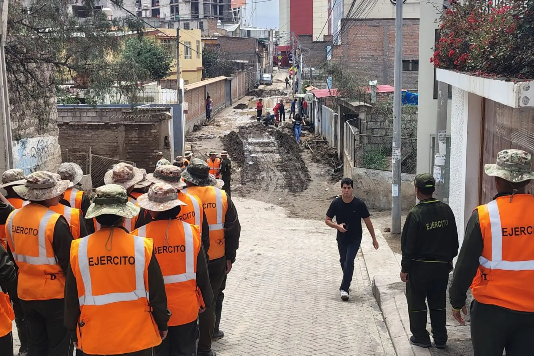 Como parte de las acciones que ejecuta el sector Defensa en las regiones del país afectadas por las intensas lluvias, personal del Ejército del Perú fue desplegado en el distrito de Cerro Colorado para brindar apoyo a la población afectada por las fuertes precipitaciones pluviales que dañaron viviendas e infraestructura urbana.