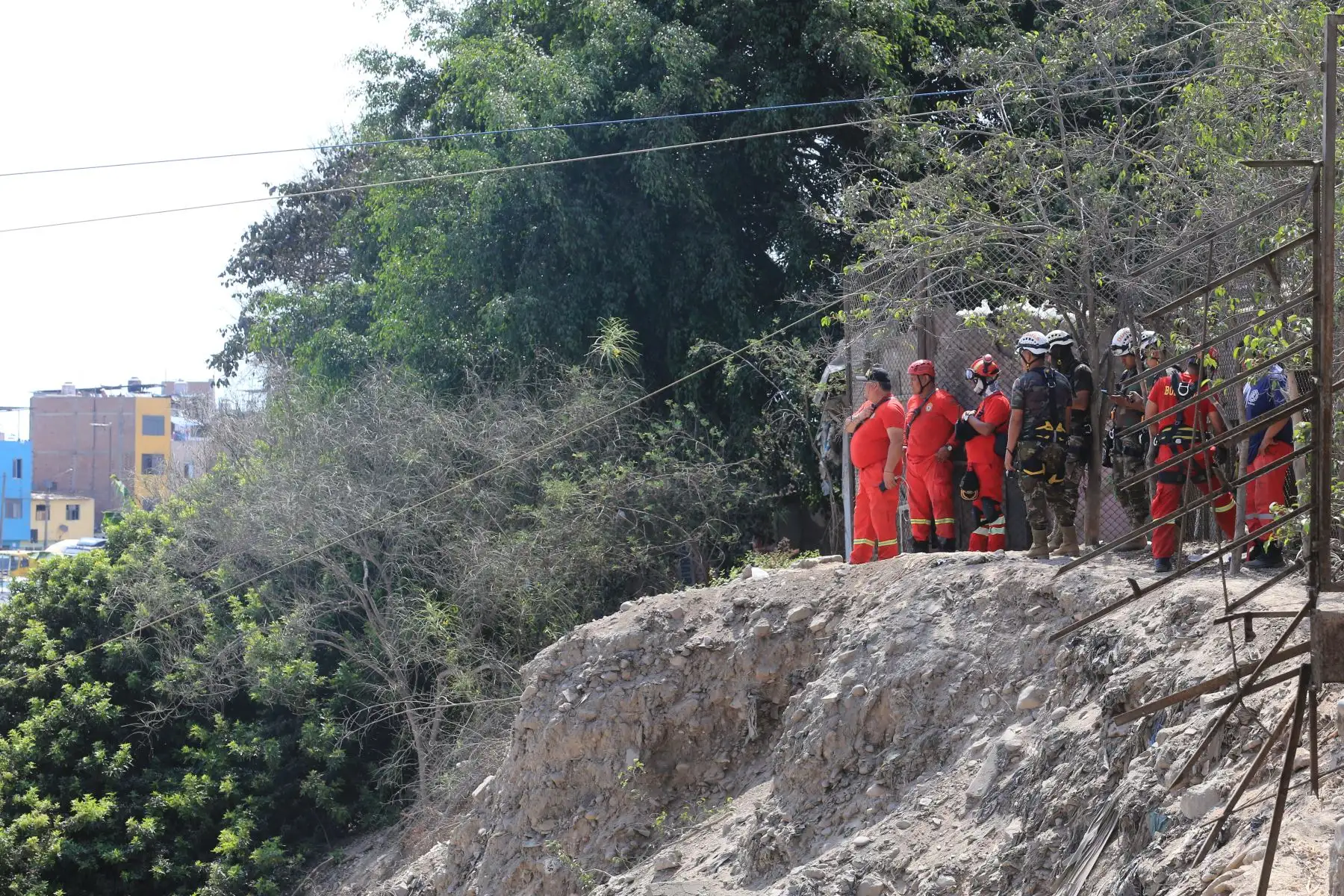 Un efectivo de la Policía Nacional del Perú es intensamente buscado luego de ser arrastrado por la fuerte corriente del río Rímac cuando intentaba rescatar a un perrito que estaba a punto de ahogarse. Foto: ANDINA/Héctor Vinces