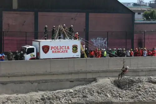 PNP mantiene cierre en Línea Amarilla por operativo de rescate de efectivo policial desaparecido en el río Rímac. Foto: ANDINA/Héctor Vinces