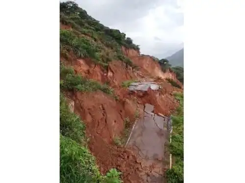 Las lluvias intensas siguen afectando a los pueblos del ande de la región La Libertad. El Centro de Operaciones de Emergencia Regional informó que durante las últimas horas se han registrado deslizamientos que han afectado las vías de acceso a los distritos de Charat y Sinsicap, ambos en la provincia de Otuzco. ANDINA/Difusión