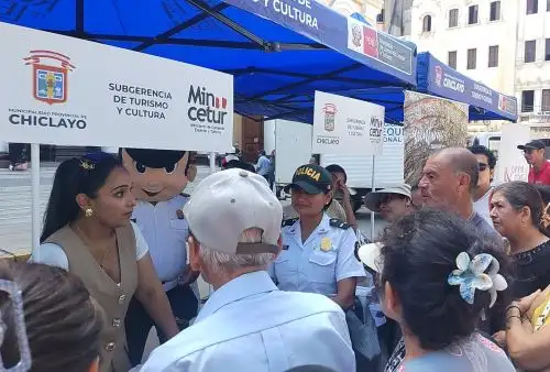 Subgerencia de Turismo y Cultura de la Municipalidad Provincial de Chiclayo realizó una activación de promoción turística en el parque principal de la ciudad, como parte de la estrategia denominada “Ruta del Papa León XIV”.  ANDINA/Difusión