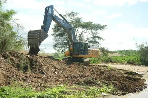 Maquinaria de la ANA ya trabaja en puntos críticos del río Tumbes. Foto: MIDAGRI/Difusión.