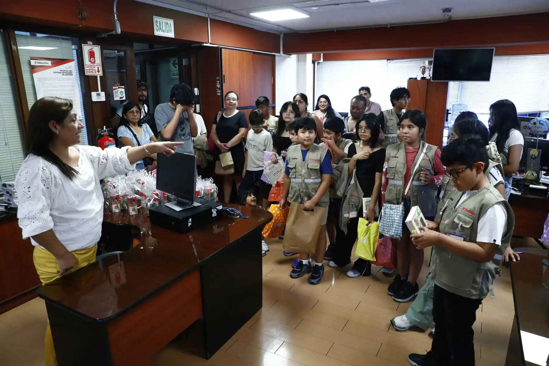 Hijos de trabajadores de Editora Perú, empresa pública que administra la Agencia Andina y el Diario El Peruano, recorrieron la planta de impresión del diario y la sede central de la empresa, que incluye la redacción periodística, el canal de TV, el Museo Gráfico y las oficinas, como parte del programa Editora Kids – Conociendo Editora Perú. Foto: ANDINA/Daniel Bracamonte