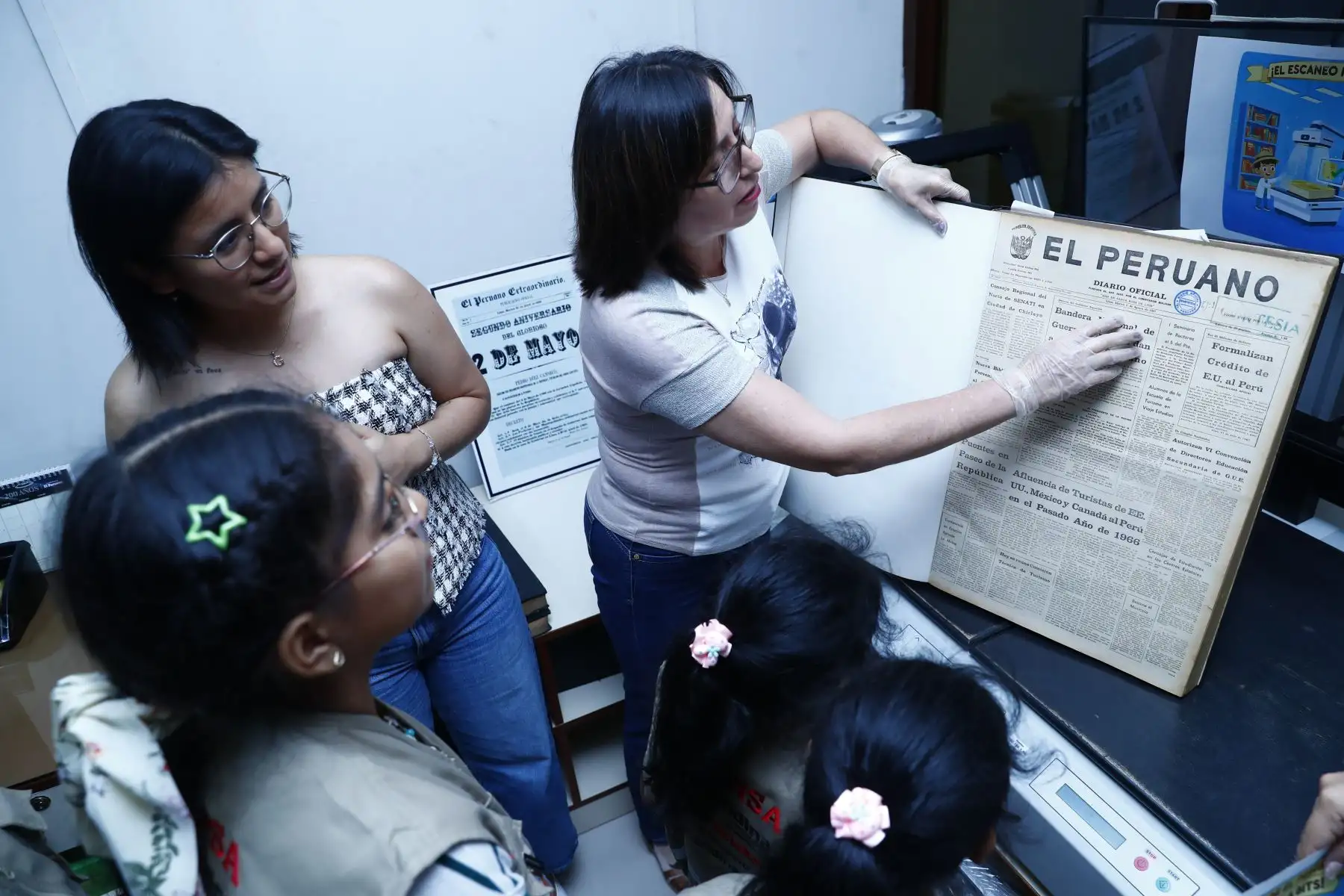 Hijos de trabajadores de Editora Perú, empresa pública que administra la Agencia Andina y el Diario El Peruano, recorrieron la planta de impresión del diario y la sede central de la empresa, que incluye la redacción periodística, el canal de TV, el Museo Gráfico y las oficinas, como parte del programa Editora Kids – Conociendo Editora Perú. Foto: ANDINA/Daniel Bracamonte