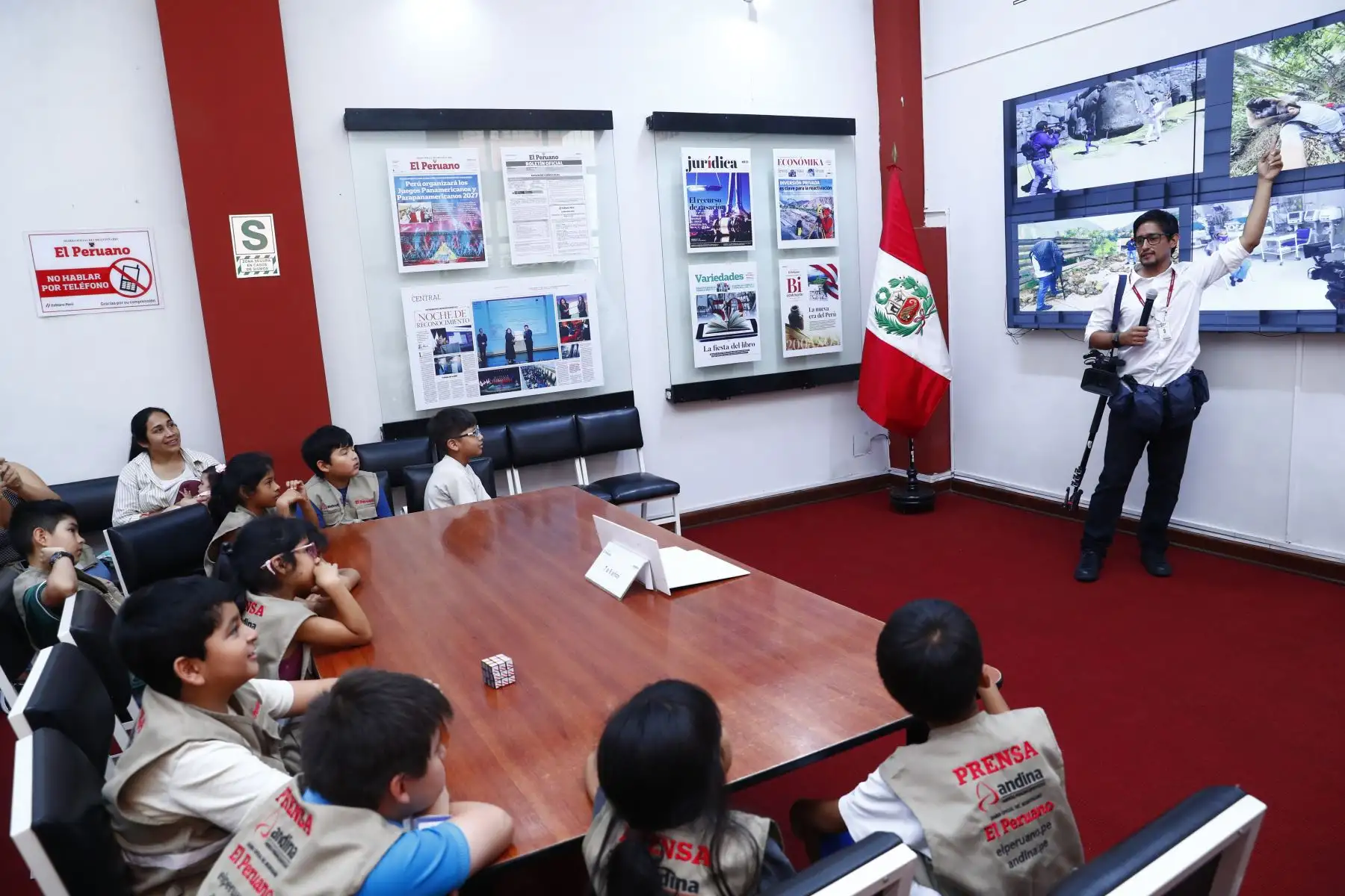 Hijos de trabajadores de Editora Perú, empresa pública que administra la Agencia Andina y el Diario El Peruano, recorrieron la planta de impresión del diario y la sede central de la empresa, que incluye la redacción periodística, el canal de TV, el Museo Gráfico y las oficinas, como parte del programa Editora Kids – Conociendo Editora Perú. Foto: ANDINA/Daniel Bracamonte