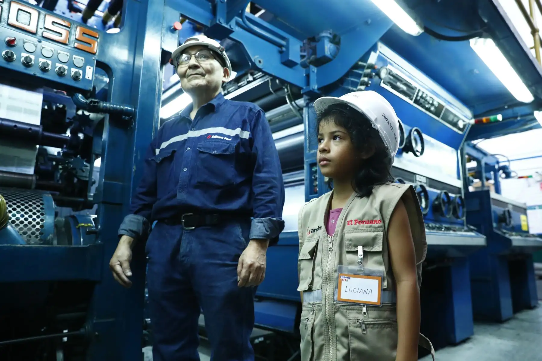 Hijos de trabajadores de Editora Perú, empresa pública que administra la Agencia Andina y el Diario El Peruano, recorrieron la planta de impresión del diario y la sede central de la empresa, que incluye la redacción periodística, el canal de TV, el Museo Gráfico y las oficinas, como parte del programa Editora Kids – Conociendo Editora Perú. Foto: ANDINA/Daniel Bracamonte