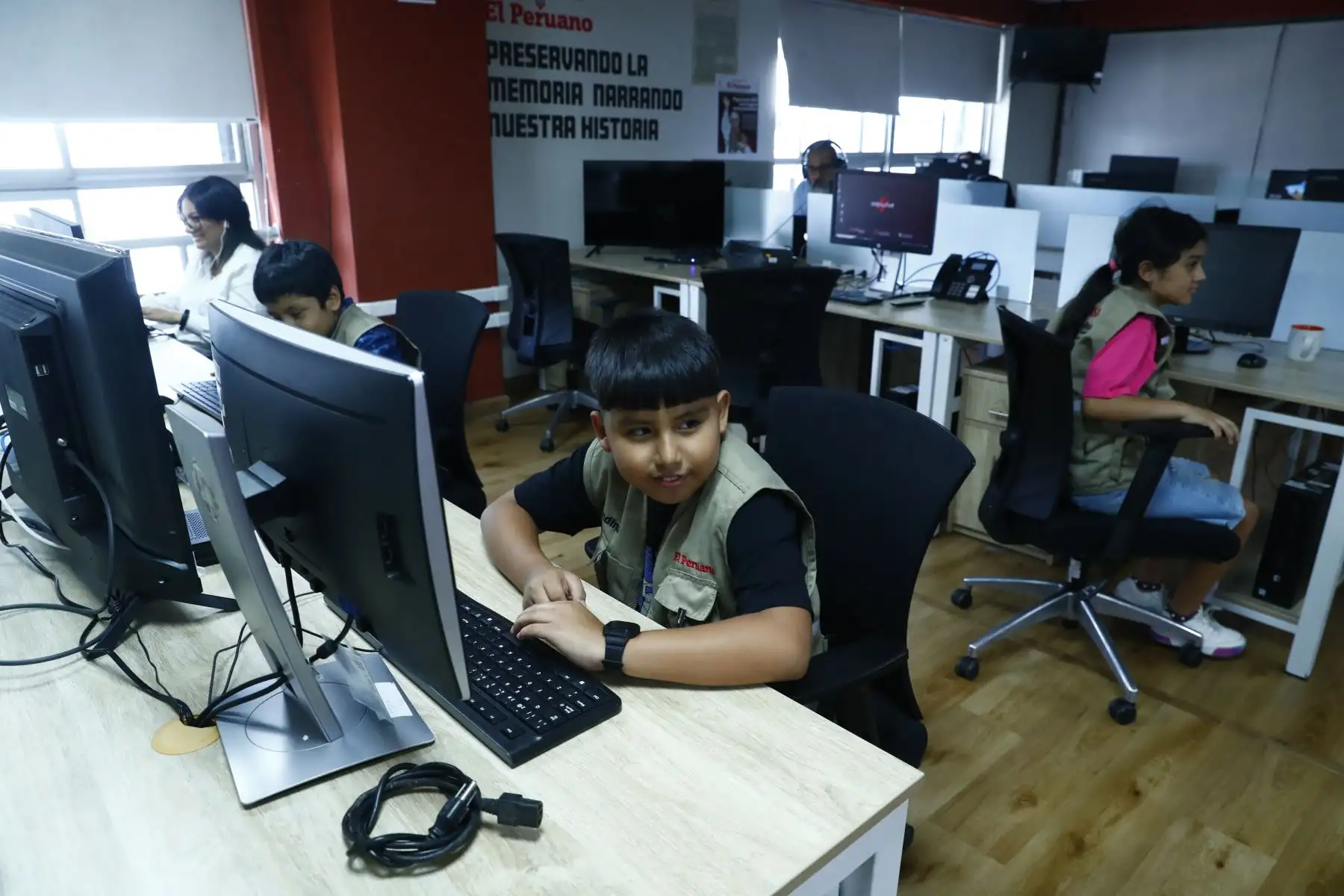 Hijos de trabajadores de Editora Perú, empresa pública que administra la Agencia Andina y el Diario El Peruano, recorrieron la planta de impresión del diario y la sede central de la empresa, que incluye la redacción periodística, el canal de TV, el Museo Gráfico y las oficinas, como parte del programa Editora Kids – Conociendo Editora Perú. Foto: ANDINA/Daniel Bracamonte