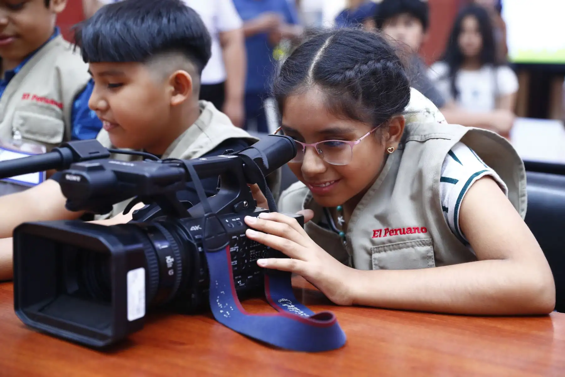 Hijos de trabajadores de Editora Perú, empresa pública que administra la Agencia Andina y el Diario El Peruano, recorrieron la planta de impresión del diario y la sede central de la empresa, que incluye la redacción periodística, el canal de TV, el Museo Gráfico y las oficinas, como parte del programa Editora Kids – Conociendo Editora Perú. Foto: ANDINA/Daniel Bracamonte