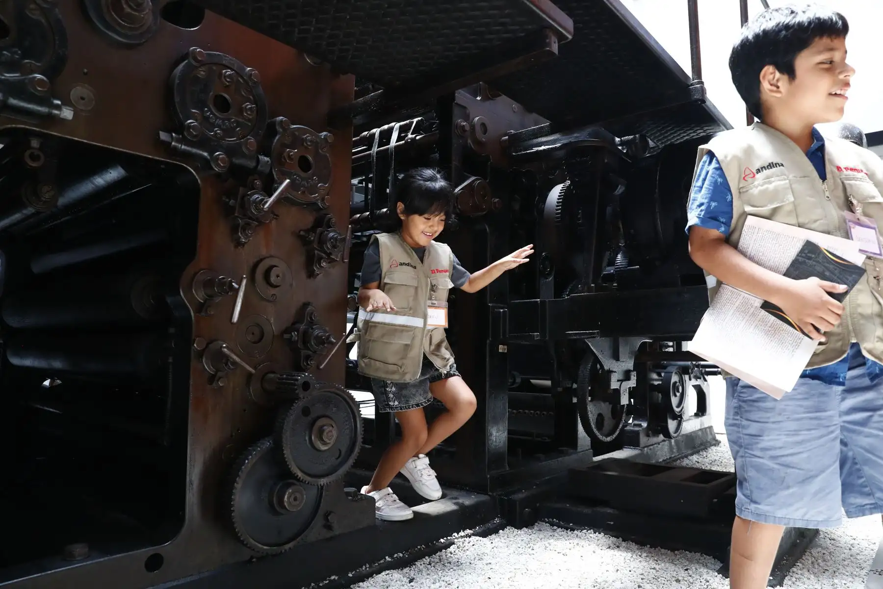 Hijos de trabajadores de Editora Perú, empresa pública que administra la Agencia Andina y el Diario El Peruano, recorrieron la planta de impresión del diario y la sede central de la empresa, que incluye la redacción periodística, el canal de TV, el Museo Gráfico y las oficinas, como parte del programa Editora Kids – Conociendo Editora Perú. Foto: ANDINA/Daniel Bracamonte