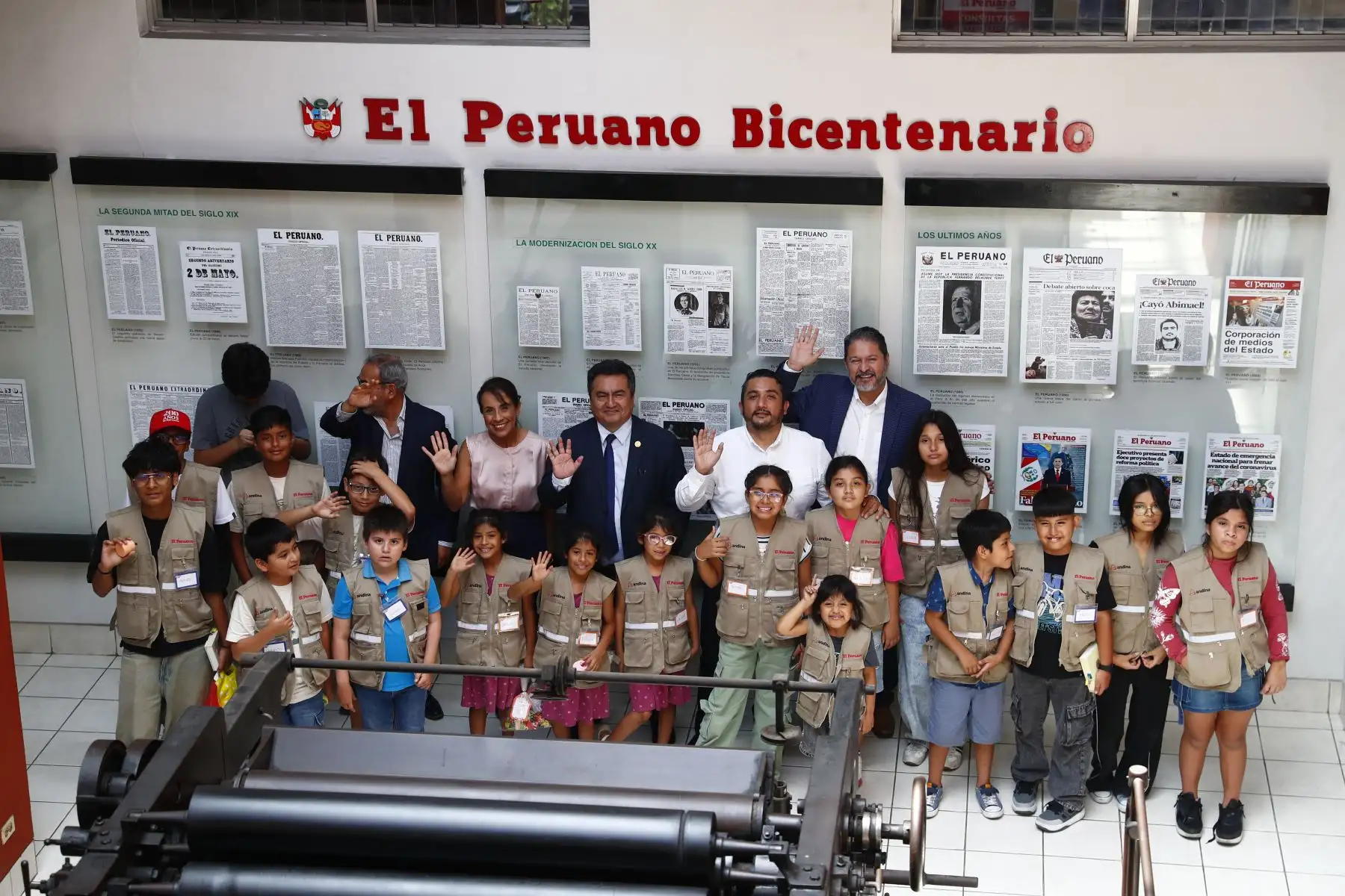 Hijos de trabajadores de Editora Perú, empresa pública que administra la Agencia Andina y el Diario El Peruano, recorrieron la planta de impresión del diario y la sede central de la empresa, que incluye la redacción periodística, el canal de TV, el Museo Gráfico y las oficinas, como parte del programa Editora Kids – Conociendo Editora Perú. Foto: ANDINA/Daniel Bracamonte