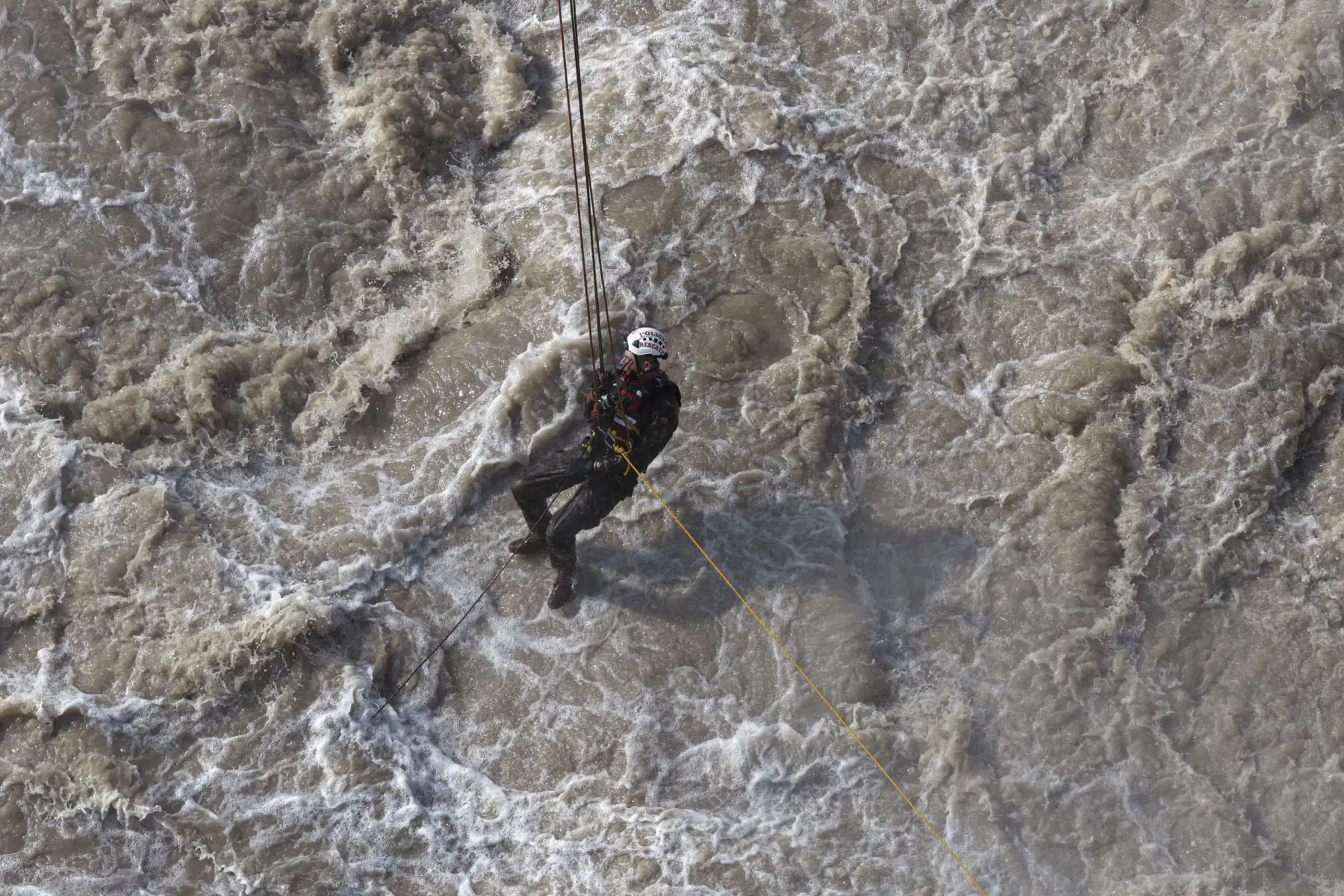 El agente, que también es bombero, ha sido identificado como Patrick Hiroshi Ospina Orihuela, quien, advertido por los vecinos, descendió al río con una soga y otros elementos de seguridad. Foto: ANDINA/Jhonel Rodríguez Robles