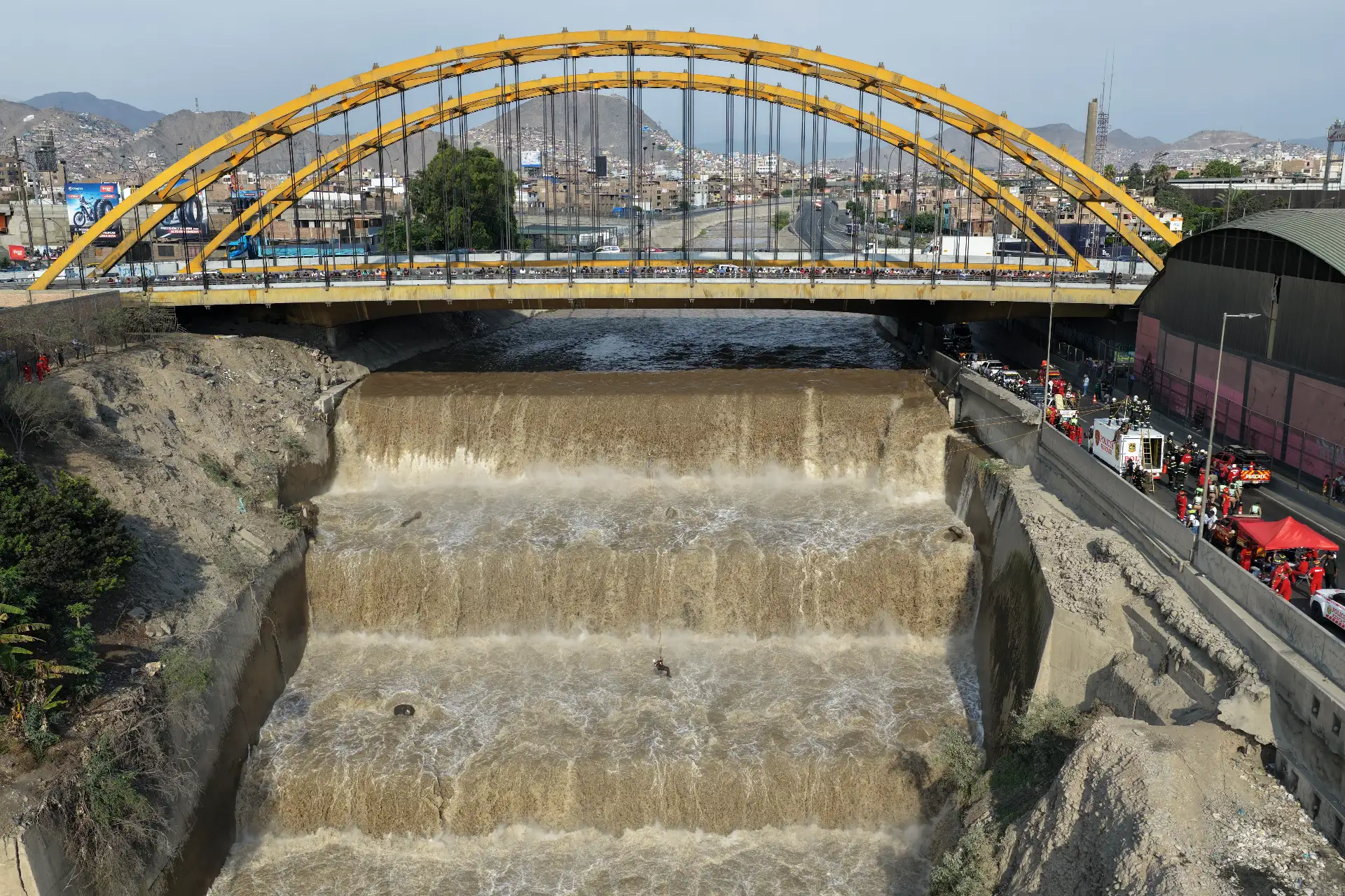 Debido a que el can se encontraba unos metros más lejos, se quitó la soga -conocida como línea de vida- para poder alcanzarlo. Sin embargo, cuando casi lo tuvo en brazos fue arrastrado junto con el can por el caudal del agua con dirección hacia el Callao.  Foto: ANDINA/Jhonel Rodríguez Robles