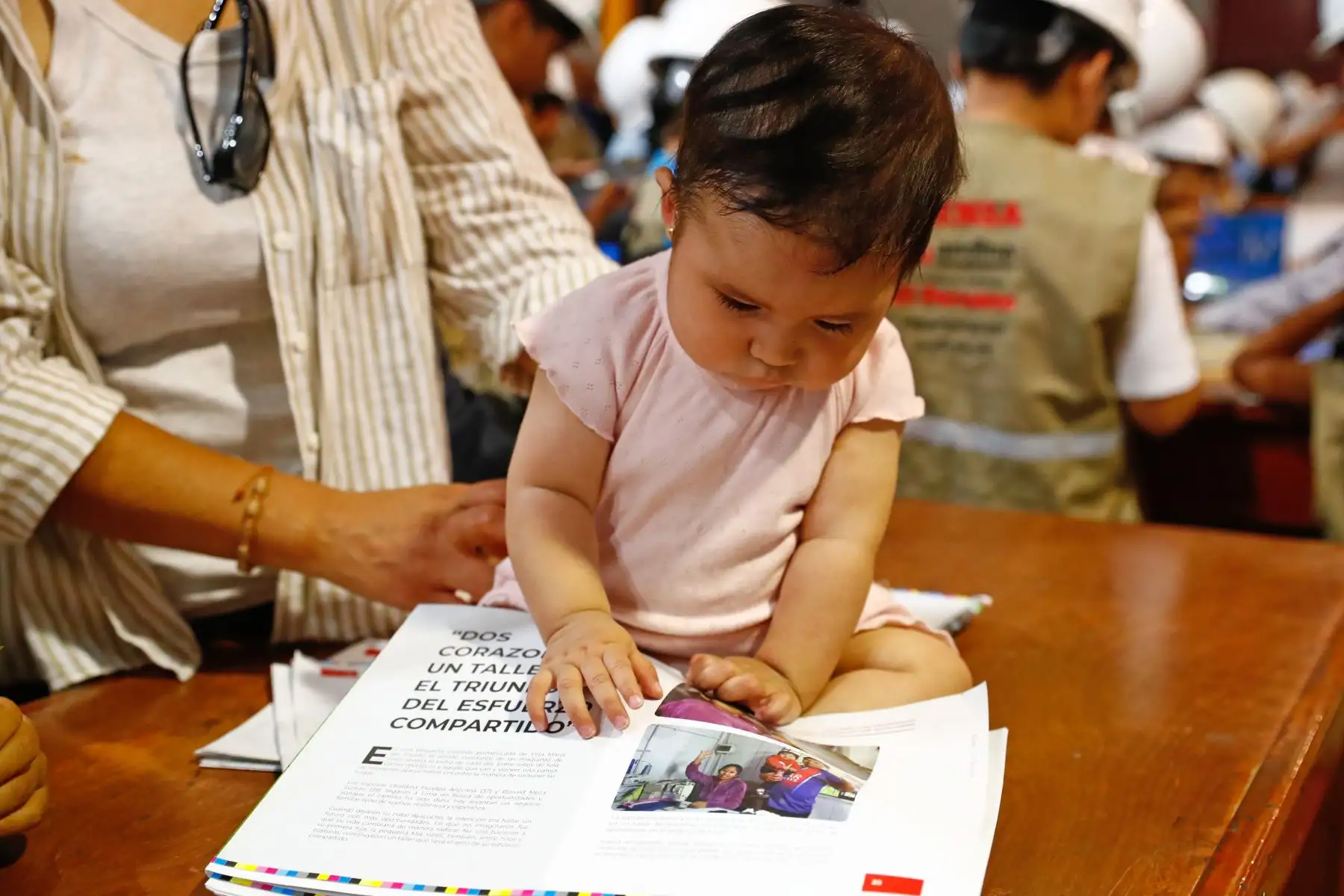 Hijos de trabajadores de Editora Perú, empresa pública que administra la Agencia Andina y el Diario El Peruano, recorrieron la planta de impresión del diario y la sede central de la empresa, que incluye la redacción periodística, el canal de TV, el Museo Gráfico y las oficinas, como parte del programa Editora Kids – Conociendo Editora Perú. Foto: ANDINA/Daniel Bracamonte