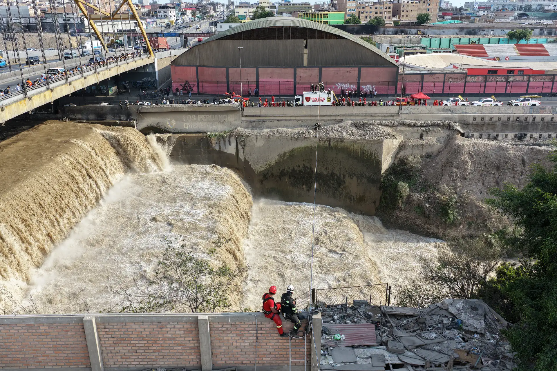 Desde entonces, unidades especializadas de rescate de la Policía y del Cuerpo General de Bomberos Voluntarios del Perú mantienen un amplio despliegue en la zona.  Foto: ANDINA/Jhonel Rodríguez Robles