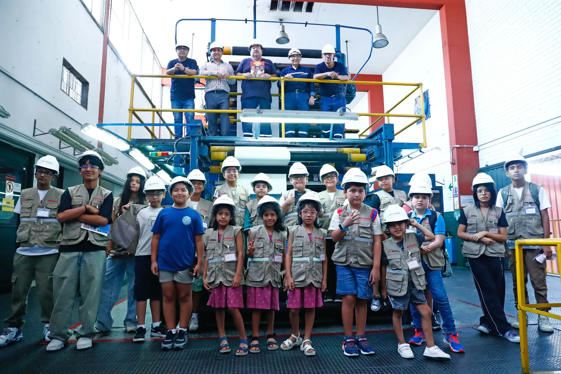 Hijos de trabajadores de Editora Perú, empresa pública que administra la Agencia Andina y el Diario El Peruano, recorrieron la planta de impresión del diario y la sede central de la empresa, que incluye la redacción periodística, el canal de TV, el Museo Gráfico y las oficinas, como parte del programa Editora Kids – Conociendo Editora Perú. Foto: ANDINA/Daniel Bracamonte