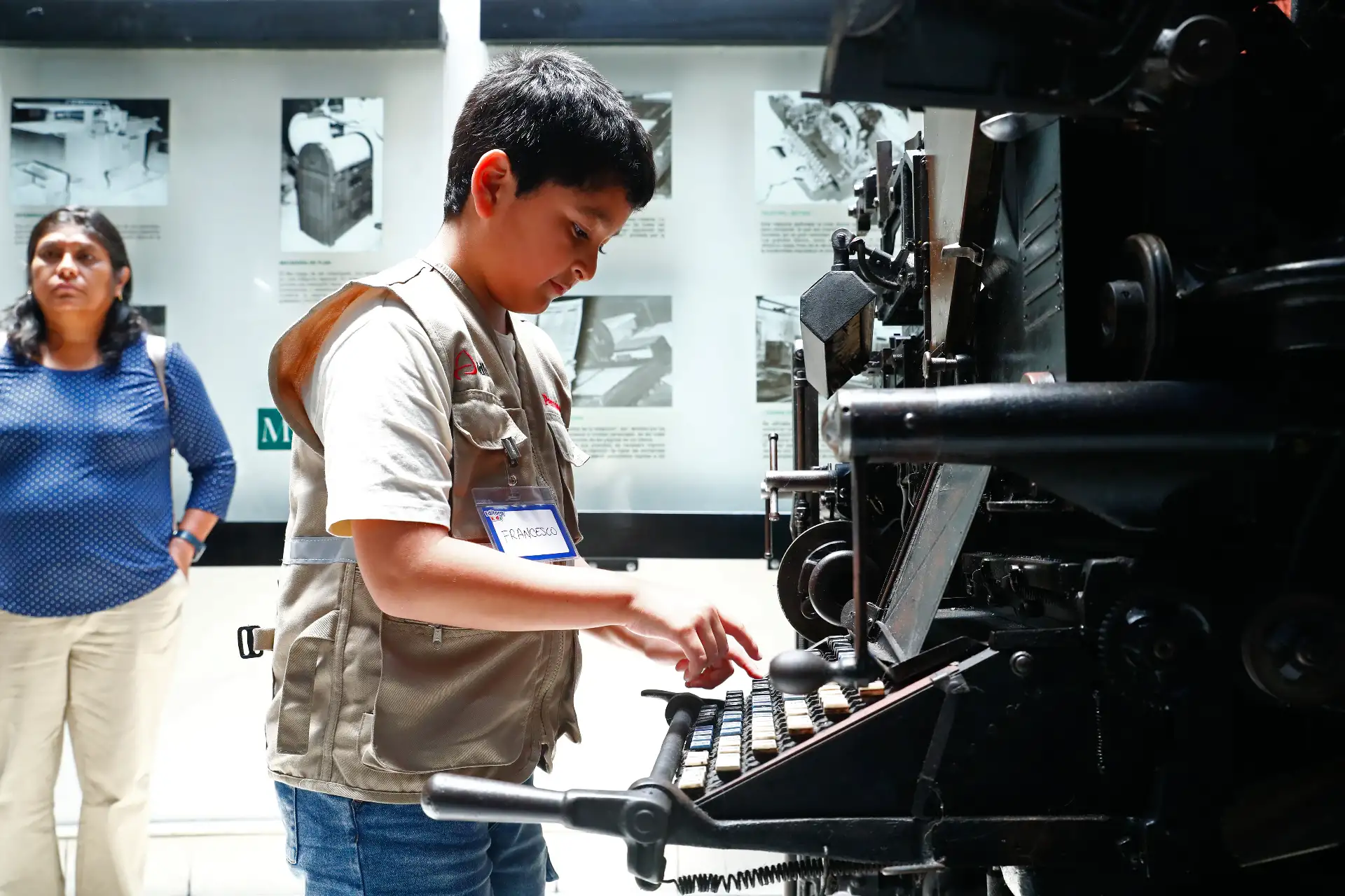 Hijos de trabajadores de Editora Perú, empresa pública que administra la Agencia Andina y el Diario El Peruano, recorrieron la planta de impresión del diario y la sede central de la empresa, que incluye la redacción periodística, el canal de TV, el Museo Gráfico y las oficinas, como parte del programa Editora Kids – Conociendo Editora Perú. Foto: ANDINA/Daniel Bracamonte