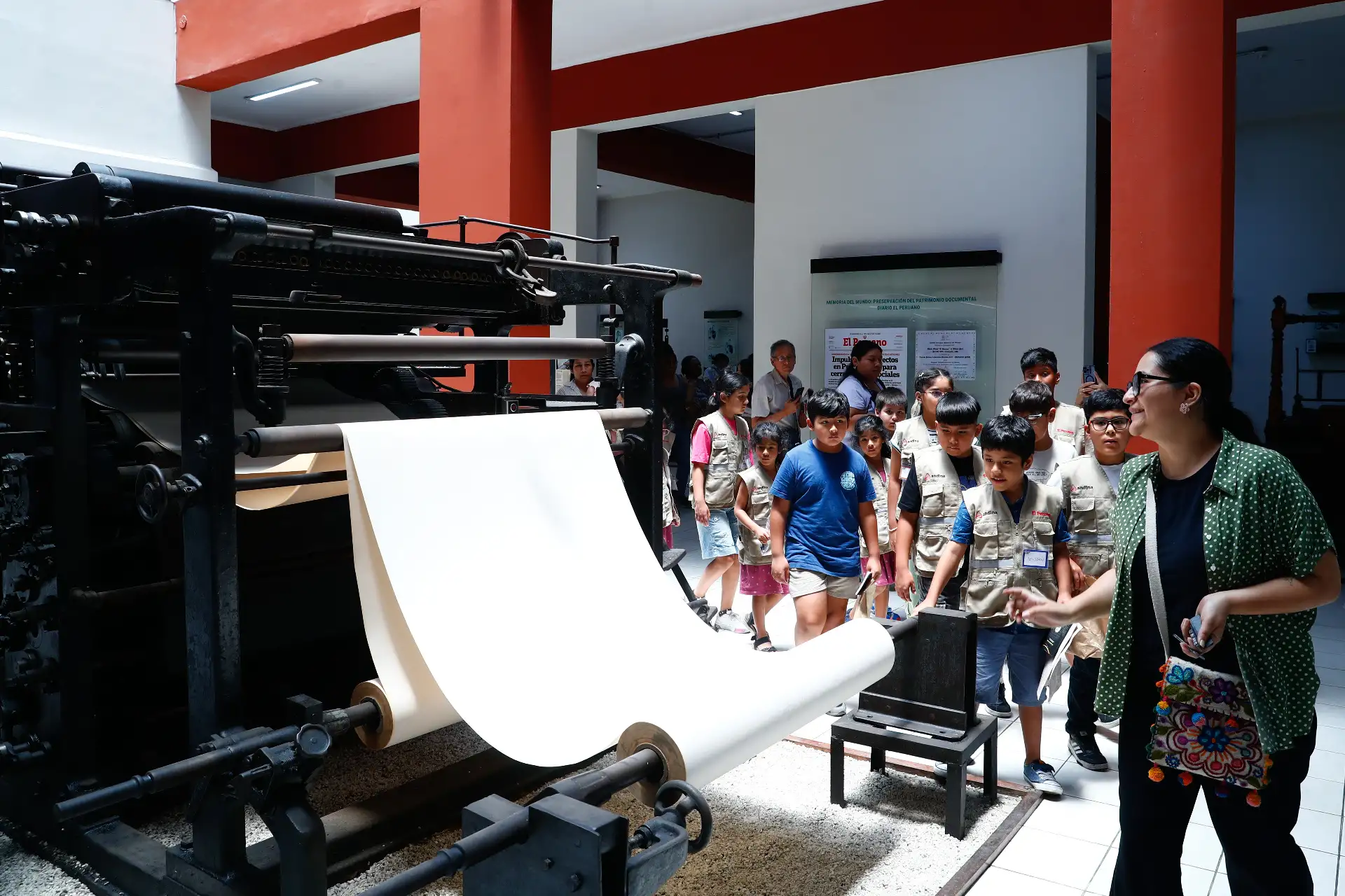 Hijos de trabajadores de Editora Perú, empresa pública que administra la Agencia Andina y el Diario El Peruano, recorrieron la planta de impresión del diario y la sede central de la empresa, que incluye la redacción periodística, el canal de TV, el Museo Gráfico y las oficinas, como parte del programa Editora Kids – Conociendo Editora Perú. Foto: ANDINA/Daniel Bracamonte