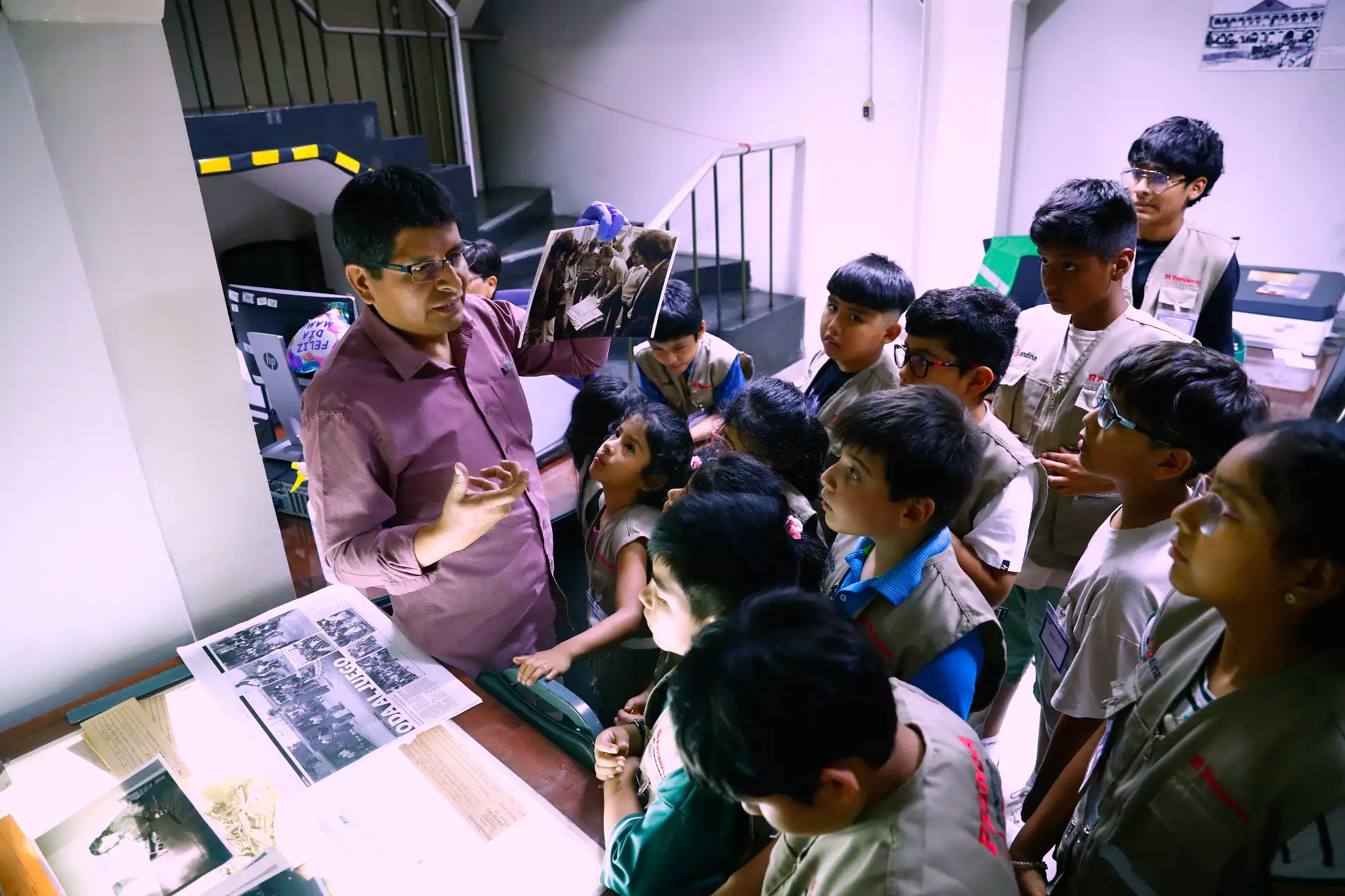 Hijos de trabajadores de Editora Perú, empresa pública que administra la Agencia Andina y el Diario El Peruano, recorrieron la planta de impresión del diario y la sede central de la empresa, que incluye la redacción periodística, el canal de TV, el Museo Gráfico y las oficinas, como parte del programa Editora Kids – Conociendo Editora Perú. Foto: ANDINA/Daniel Bracamonte