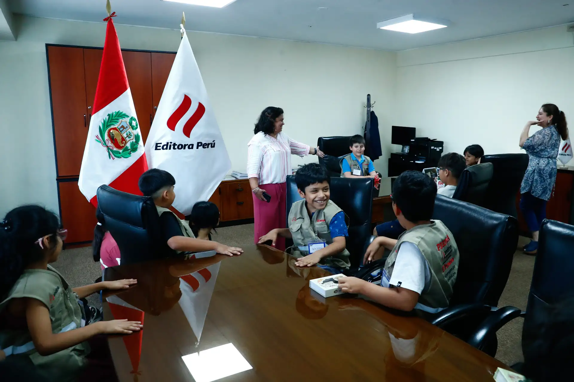 Hijos de trabajadores de Editora Perú, empresa pública que administra la Agencia Andina y el Diario El Peruano, recorrieron la planta de impresión del diario y la sede central de la empresa, que incluye la redacción periodística, el canal de TV, el Museo Gráfico y las oficinas, como parte del programa Editora Kids – Conociendo Editora Perú. Foto: ANDINA/Daniel Bracamonte