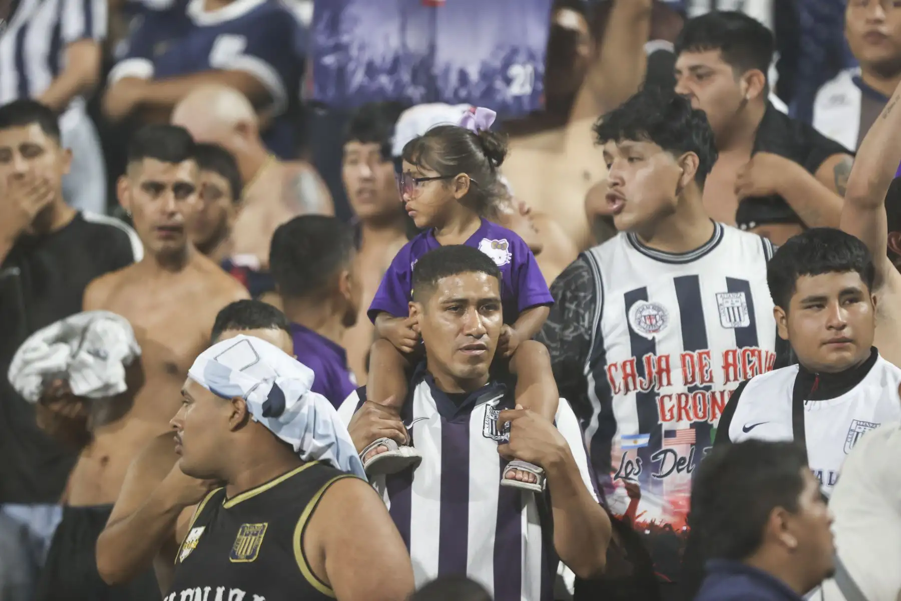 Hinchas en las tribunas del estadio Alejandro Villanueva esperan con alegría el inicio del encuentro entre Alianza Lima y Sport Boys por la cuarta fecha del Torneo Apertura. Foto: ANDINA/Jhonel Rodríguez Robles