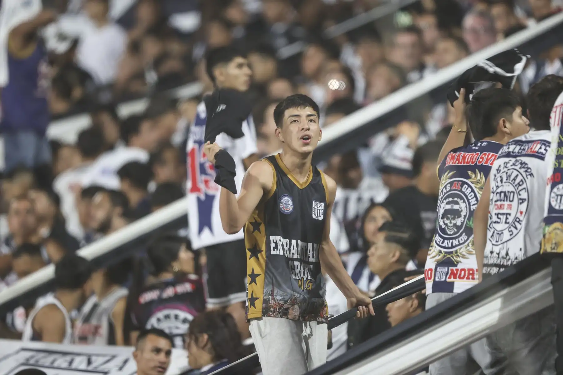Hinchas en las tribunas del estadio Alejandro Villanueva esperan con alegría el inicio del encuentro entre Alianza Lima y Sport Boys por la cuarta fecha del Torneo Apertura. Foto: ANDINA/Jhonel Rodríguez Robles