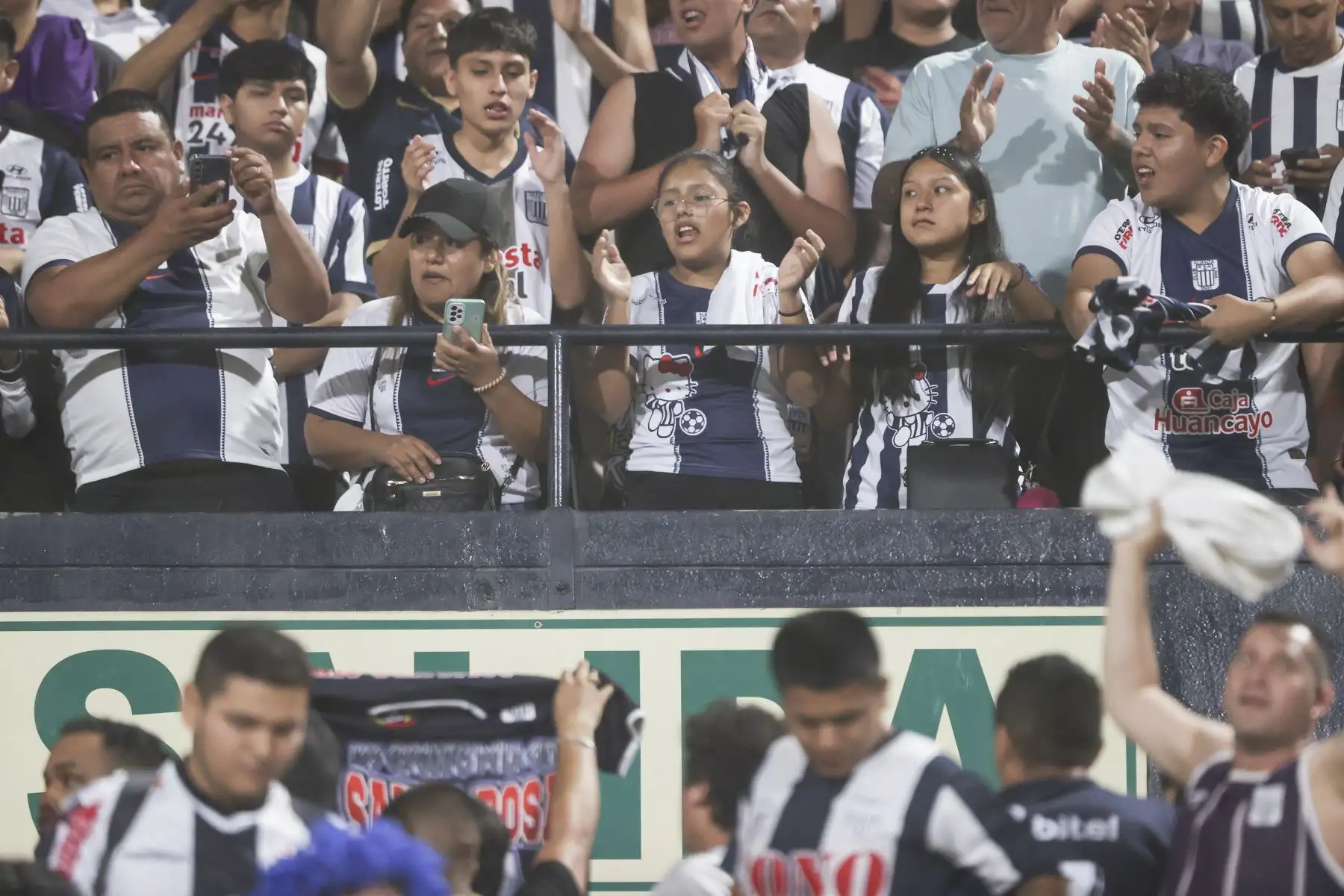Hinchas en las tribunas del estadio Alejandro Villanueva esperan con alegría el inicio del encuentro entre Alianza Lima y Sport Boys por la cuarta fecha del Torneo Apertura. Foto: ANDINA/Jhonel Rodríguez Robles