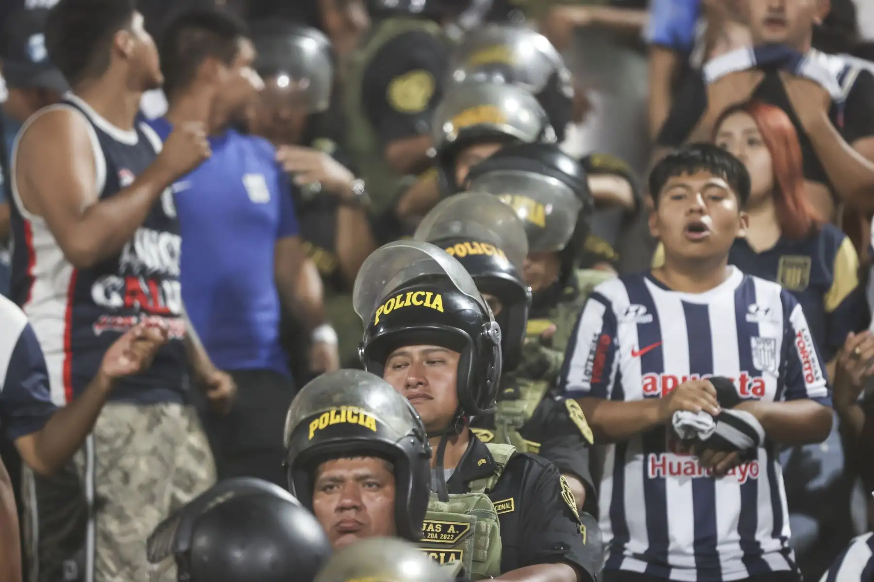 Hinchas en las tribunas del estadio Alejandro Villanueva esperan con alegría el inicio del encuentro entre Alianza Lima y Sport Boys por la cuarta fecha del Torneo Apertura. Foto: ANDINA/Jhonel Rodríguez Robles
