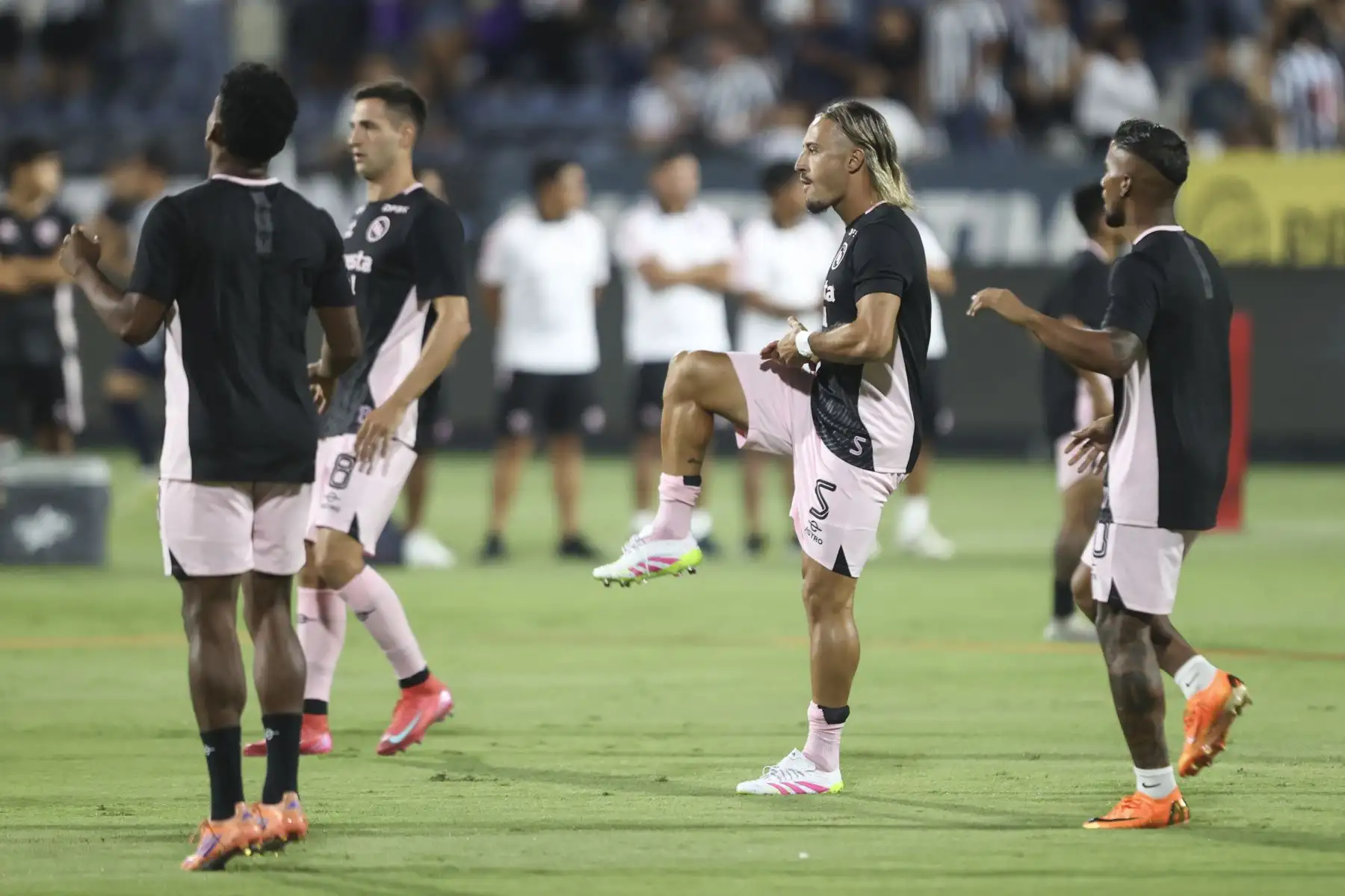 Hinchas en las tribunas del estadio Alejandro Villanueva esperan con alegría el inicio del encuentro entre Alianza Lima y Sport Boys por la cuarta fecha del Torneo Apertura. Foto: ANDINA/Jhonel Rodríguez Robles
