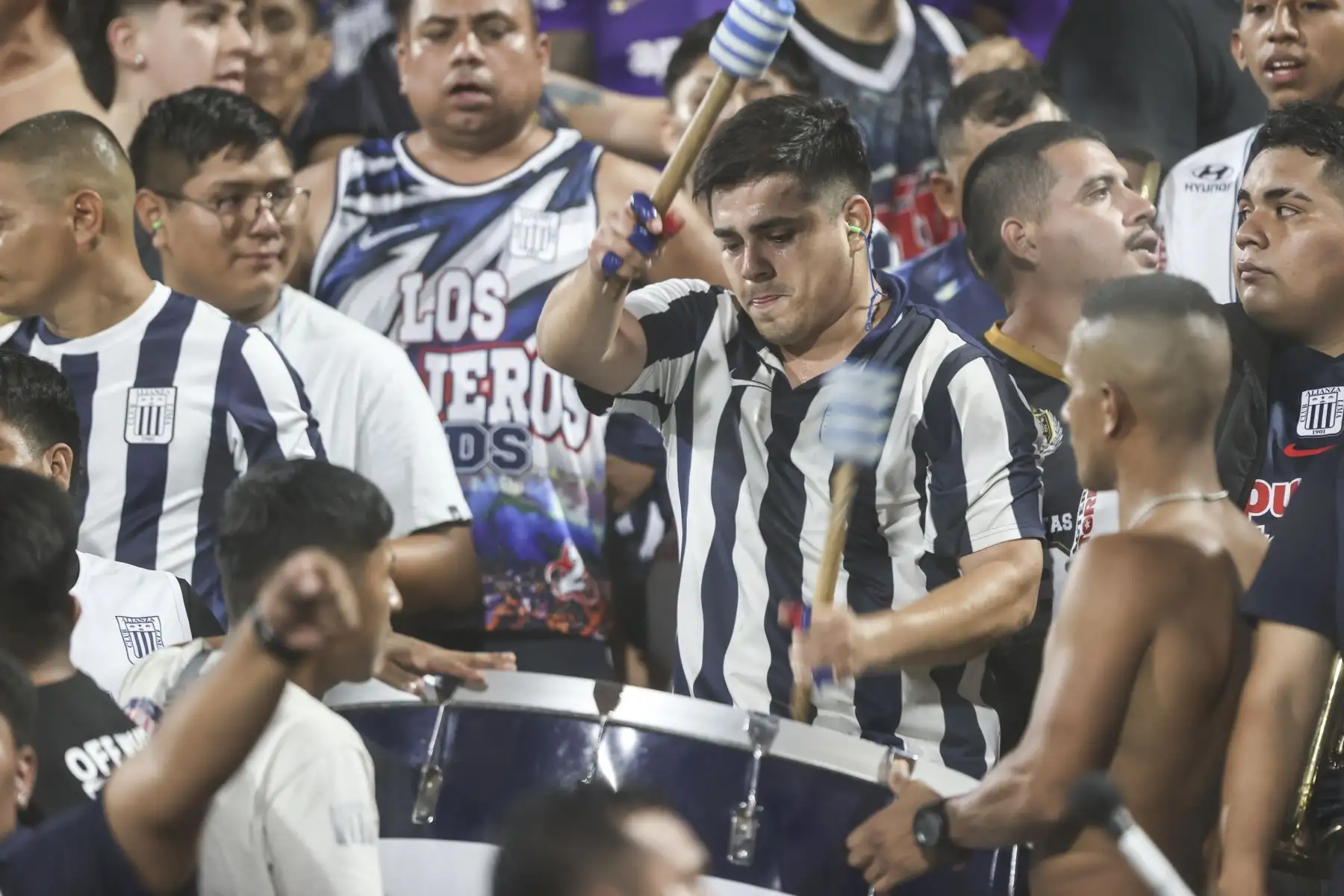 Hinchas en las tribunas del estadio Alejandro Villanueva esperan con alegría el inicio del encuentro entre Alianza Lima y Sport Boys por la cuarta fecha del Torneo Apertura. Foto: ANDINA/Jhonel Rodríguez Robles