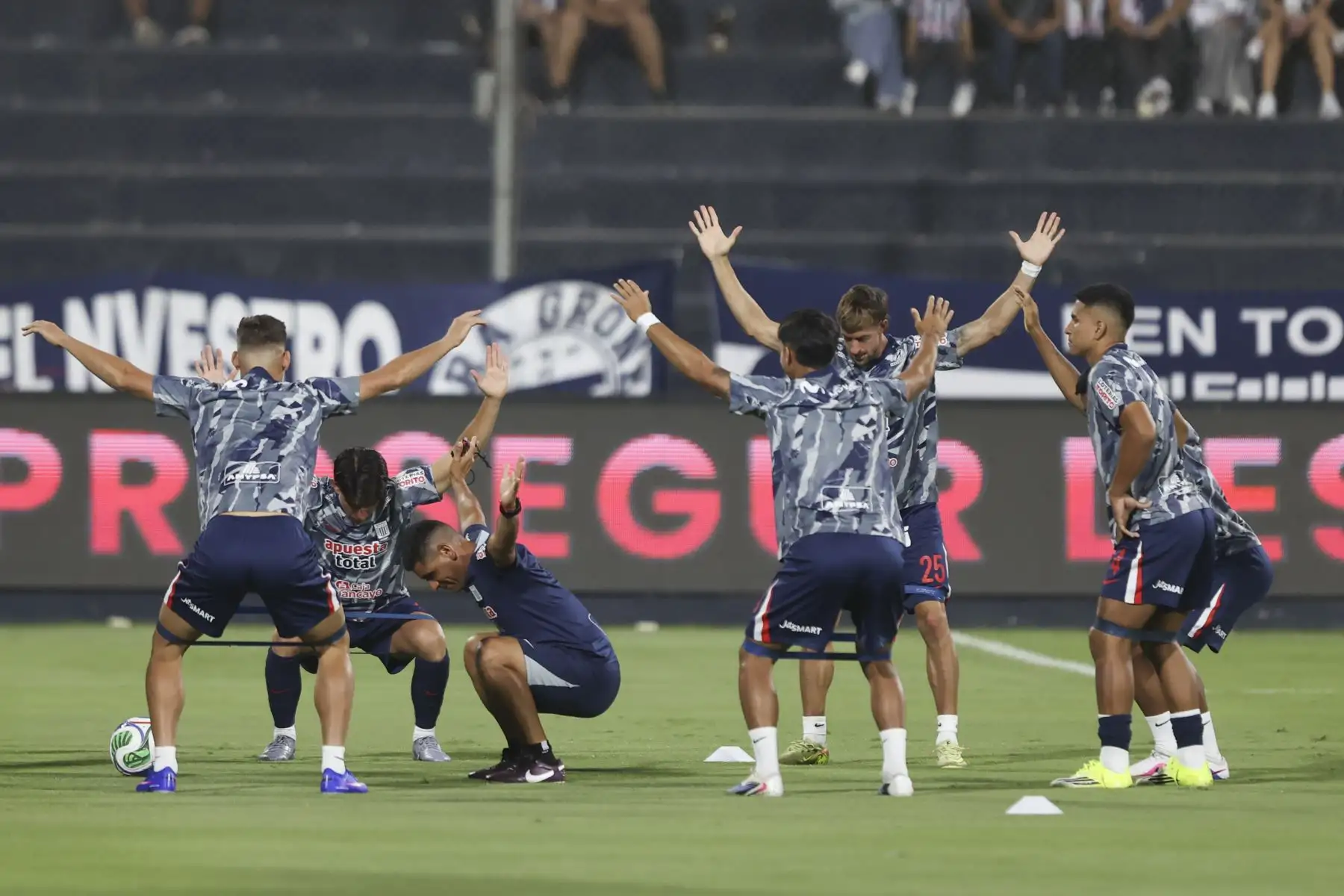 Hinchas en las tribunas del estadio Alejandro Villanueva esperan con alegría el inicio del encuentro entre Alianza Lima y Sport Boys por la cuarta fecha del Torneo Apertura. Foto: ANDINA/Jhonel Rodríguez Robles