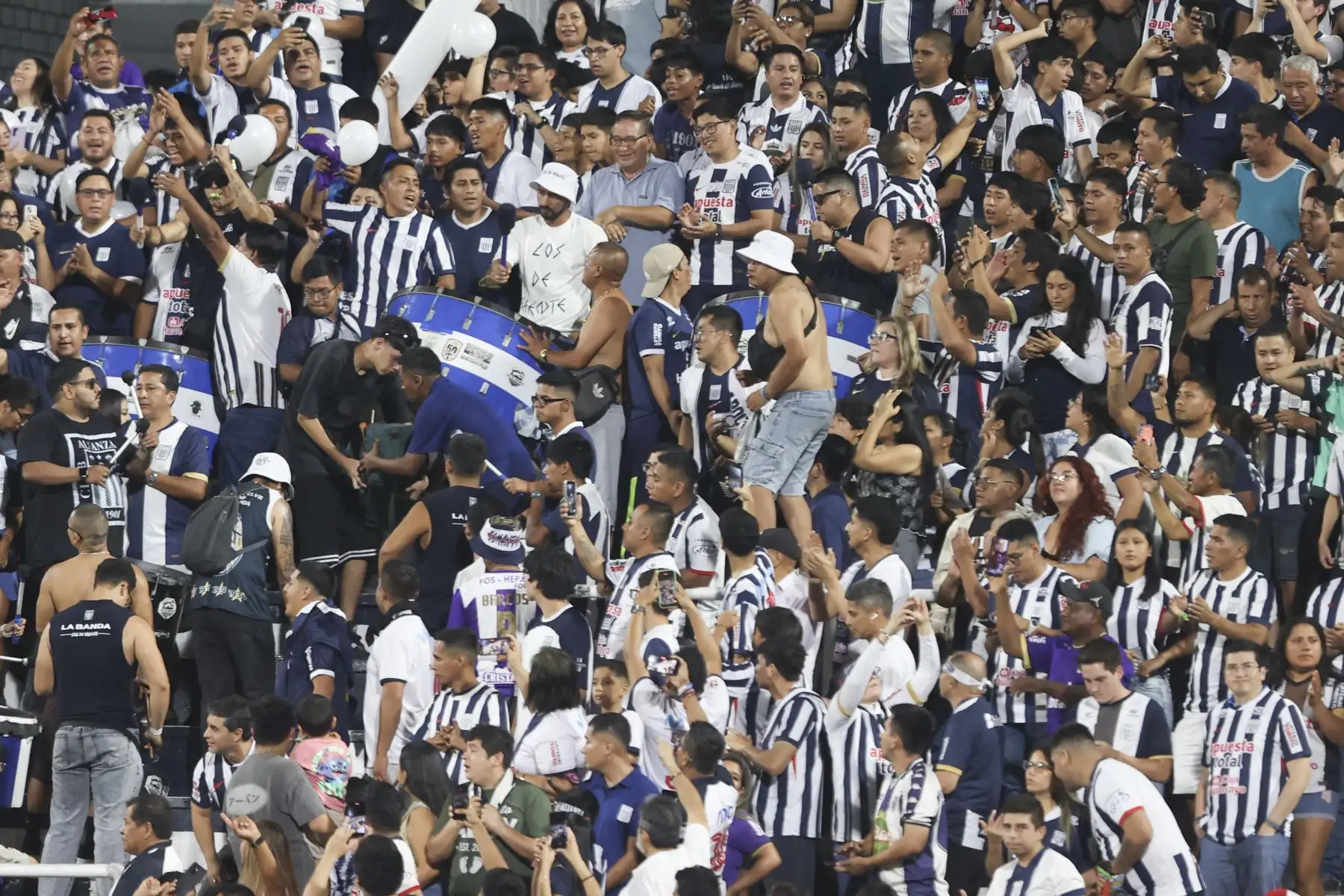 Hinchas en las tribunas del estadio Alejandro Villanueva esperan con alegría el inicio del encuentro entre Alianza Lima y Sport Boys por la cuarta fecha del Torneo Apertura. Foto: ANDINA/Jhonel Rodríguez Robles